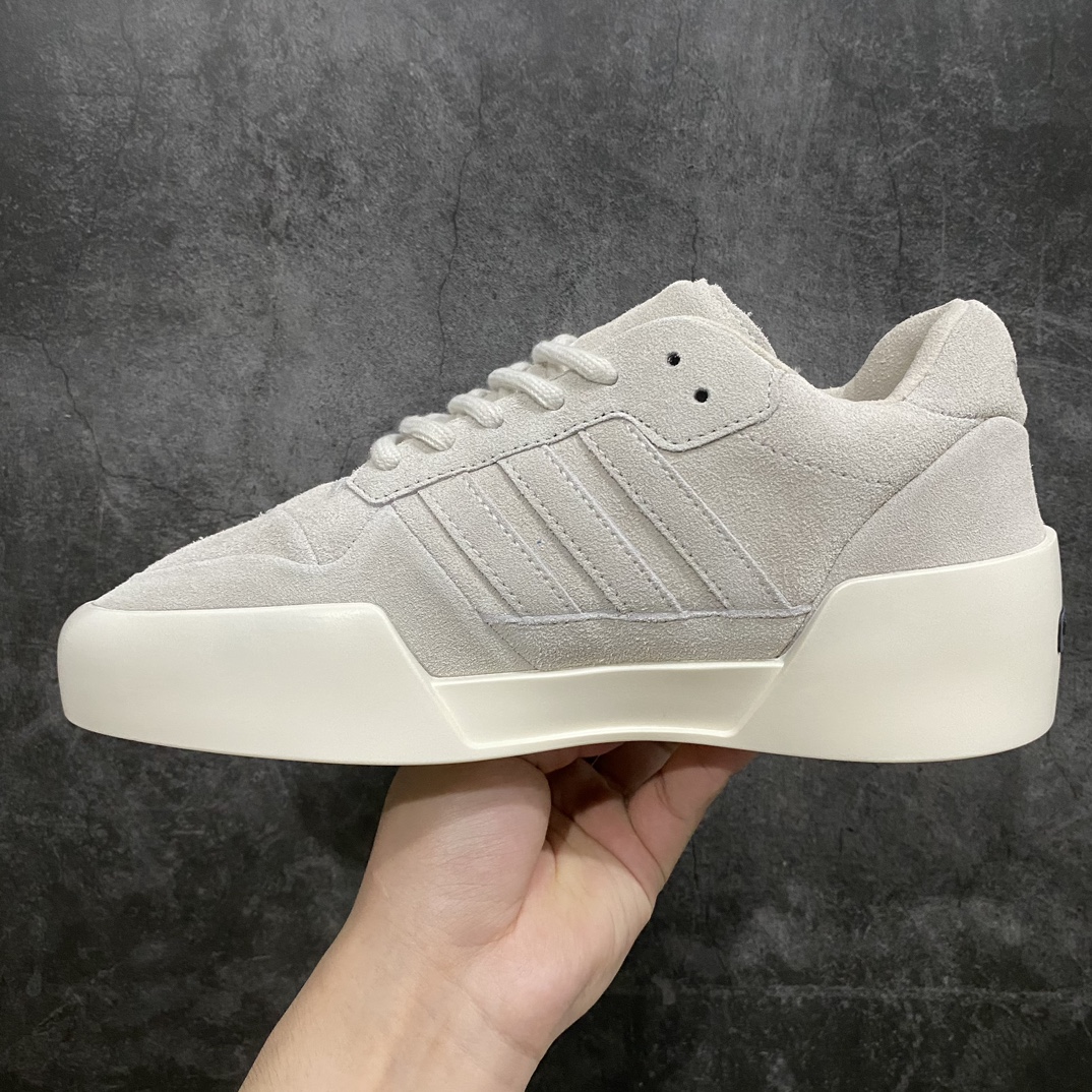 图片[2]-【首发版】FEAR OF GOD FOG x Adidas Athletics 86 Lo 联名款复古板鞋 IE6215n官方即将发售 提前尝鲜 全套均来自原厂 原底面配n指令 皮料 冲刀 楦头 流程 大底磨具均为原装nJerry Lorenzo 主理个人品牌 Fear of God 最新系列「 Collection 8」，与 adidas 共同打造的最新联名鞋款，以Forum Hi 作为创作基底，加入麂皮与半透明物料延续过去经常使用的简约高端元素，配色则以 Fear of God 标志性的中性用色为主 尺码：36-46男鞋先出-莆田鞋批发中心