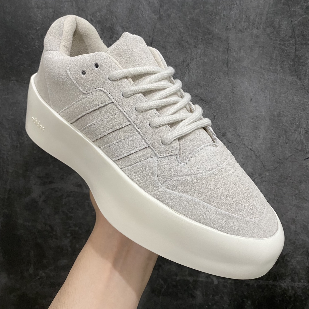 图片[3]-【首发版】FEAR OF GOD FOG x Adidas Athletics 86 Lo 联名款复古板鞋 IE6215n官方即将发售 提前尝鲜 全套均来自原厂 原底面配n指令 皮料 冲刀 楦头 流程 大底磨具均为原装nJerry Lorenzo 主理个人品牌 Fear of God 最新系列「 Collection 8」，与 adidas 共同打造的最新联名鞋款，以Forum Hi 作为创作基底，加入麂皮与半透明物料延续过去经常使用的简约高端元素，配色则以 Fear of God 标志性的中性用色为主 尺码：36-46男鞋先出-莆田鞋批发中心