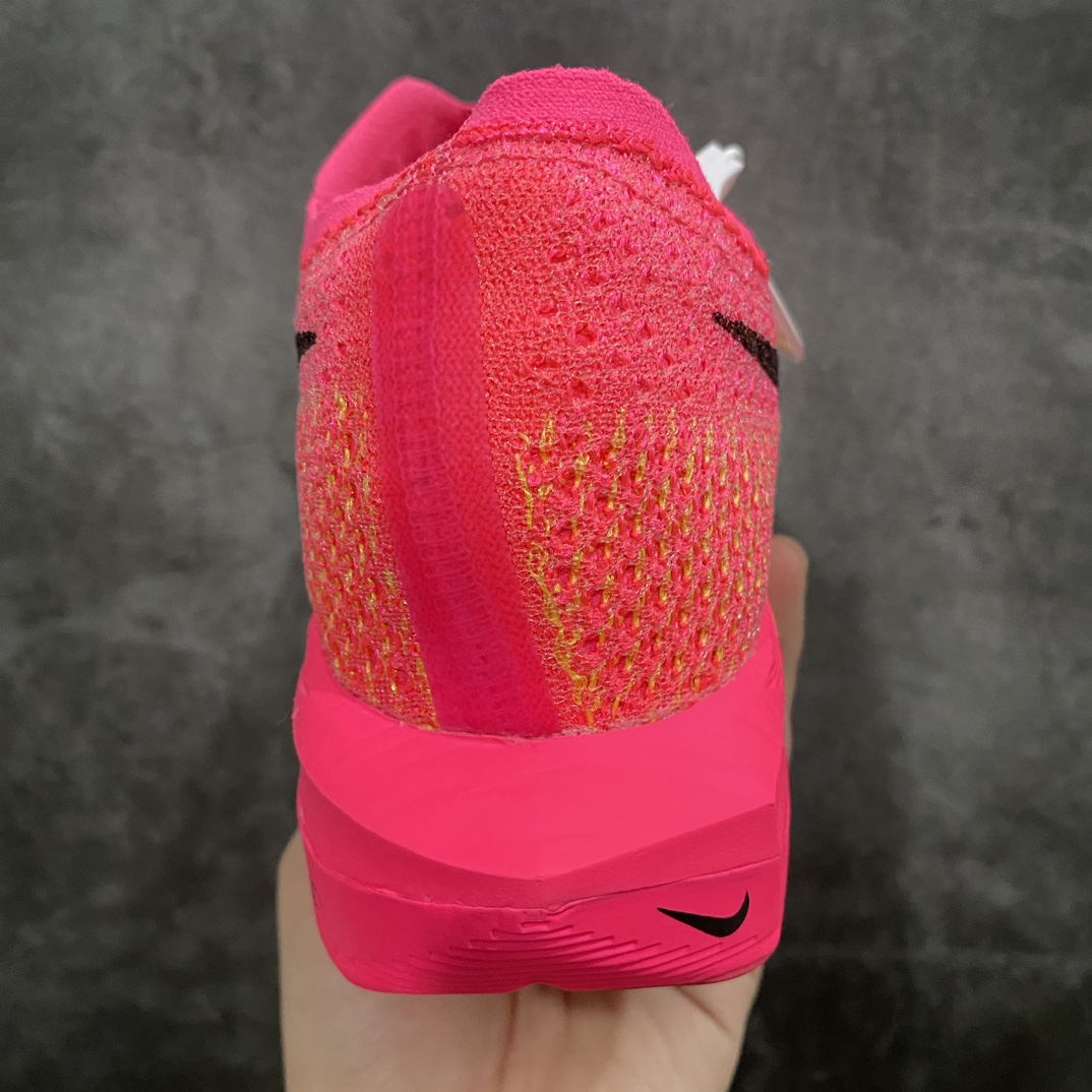 图片[4]-【顶级No.1版】Nike ZoomX Vaporfly Next% 3\”Pink/Yellow/Black\”空气飞行3代系列马拉松轻量超跑竞速运动慢跑鞋“针织骚粉黄黑”DV4129-600n男鞋真标半码制升级原楦原纸版数据开发版型n采用同源数据开发Flyknit织物融合TPU丝半透明鞋面材质n中底采用ZoomX泡棉+FlyPlate铲型塑料碳板 外置防滑耐磨大底片❗️科技扛鼎，再次提升！ 尺码：39 40 40.5 41 42 42.5 43 44 44.5 45nn近日，Nike全新顶级缓震跑鞋亮相，那就是深受马拉松跑者喜爱的 Nike ZoomX Vaporfly NEXT% 系列新鞋Nike Vaporfly NEXT% 3！从整体结构上看，这一代Vaporfly变化不大，依然是“三明治”结构中底，但细节上确实有了不少变化。最大的改动是将原本的上翘中底改为了钻石切割造型，将外延长度缩短，宽度进行增加，提高了落地稳定性。外底采用华夫格纹路，透过ZoomX泡棉内置的 FlyPlate 碳板清晰可见。-莆田鞋批发中心