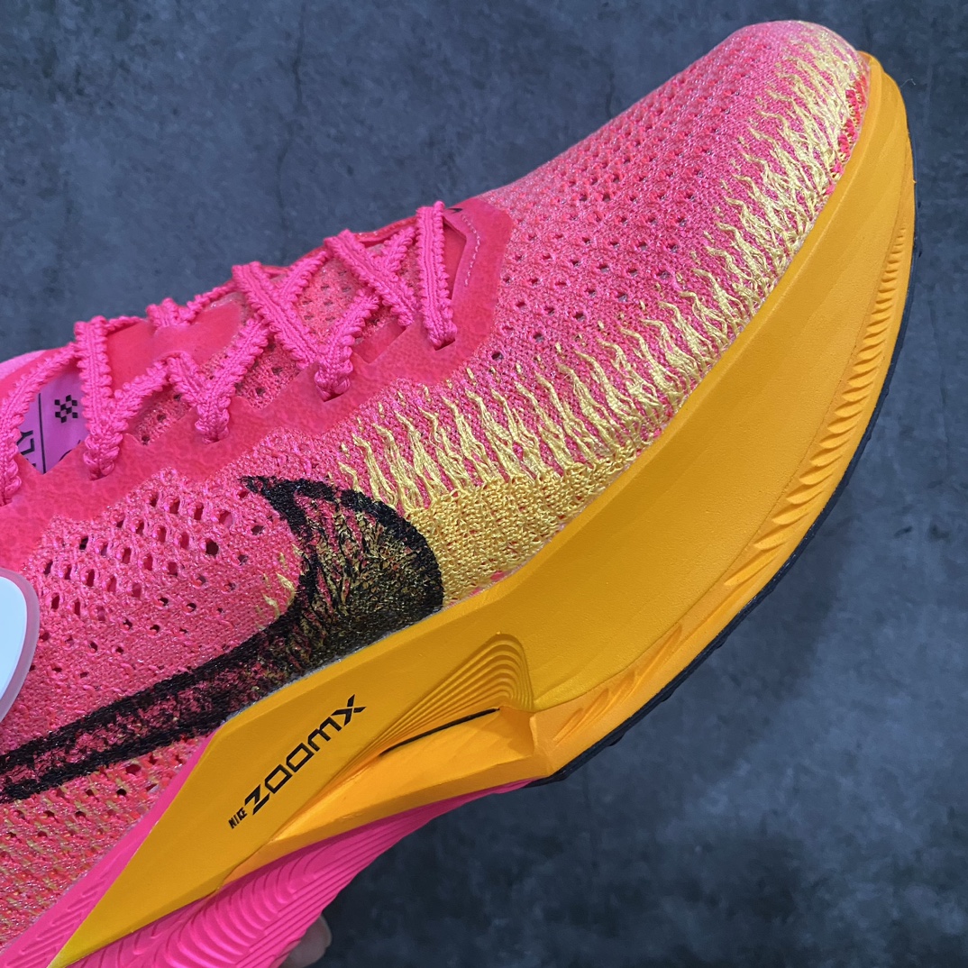 图片[6]-【顶级No.1版】Nike ZoomX Vaporfly Next% 3\”Pink/Yellow/Black\”空气飞行3代系列马拉松轻量超跑竞速运动慢跑鞋“针织骚粉黄黑”DV4129-600n男鞋真标半码制升级原楦原纸版数据开发版型n采用同源数据开发Flyknit织物融合TPU丝半透明鞋面材质n中底采用ZoomX泡棉+FlyPlate铲型塑料碳板 外置防滑耐磨大底片❗️科技扛鼎，再次提升！ 尺码：39 40 40.5 41 42 42.5 43 44 44.5 45nn近日，Nike全新顶级缓震跑鞋亮相，那就是深受马拉松跑者喜爱的 Nike ZoomX Vaporfly NEXT% 系列新鞋Nike Vaporfly NEXT% 3！从整体结构上看，这一代Vaporfly变化不大，依然是“三明治”结构中底，但细节上确实有了不少变化。最大的改动是将原本的上翘中底改为了钻石切割造型，将外延长度缩短，宽度进行增加，提高了落地稳定性。外底采用华夫格纹路，透过ZoomX泡棉内置的 FlyPlate 碳板清晰可见。-莆田鞋批发中心