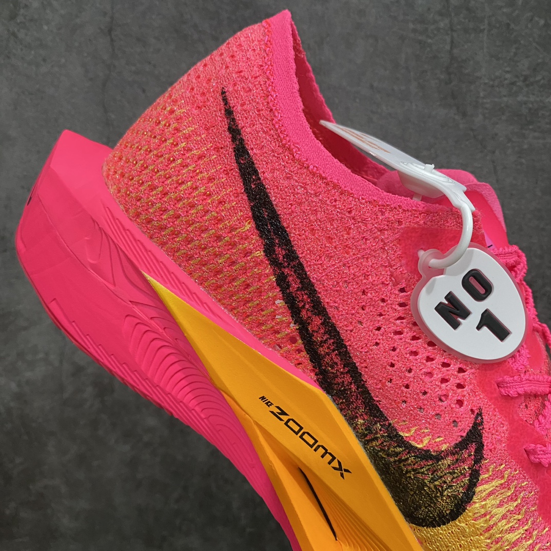 图片[7]-【顶级No.1版】Nike ZoomX Vaporfly Next% 3\”Pink/Yellow/Black\”空气飞行3代系列马拉松轻量超跑竞速运动慢跑鞋“针织骚粉黄黑”DV4129-600n男鞋真标半码制升级原楦原纸版数据开发版型n采用同源数据开发Flyknit织物融合TPU丝半透明鞋面材质n中底采用ZoomX泡棉+FlyPlate铲型塑料碳板 外置防滑耐磨大底片❗️科技扛鼎，再次提升！ 尺码：39 40 40.5 41 42 42.5 43 44 44.5 45nn近日，Nike全新顶级缓震跑鞋亮相，那就是深受马拉松跑者喜爱的 Nike ZoomX Vaporfly NEXT% 系列新鞋Nike Vaporfly NEXT% 3！从整体结构上看，这一代Vaporfly变化不大，依然是“三明治”结构中底，但细节上确实有了不少变化。最大的改动是将原本的上翘中底改为了钻石切割造型，将外延长度缩短，宽度进行增加，提高了落地稳定性。外底采用华夫格纹路，透过ZoomX泡棉内置的 FlyPlate 碳板清晰可见。-莆田鞋批发中心