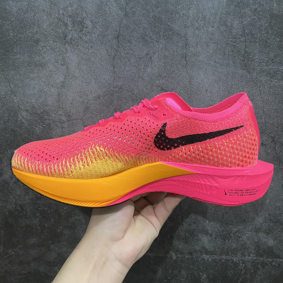 图片[2]-【顶级No.1版】Nike ZoomX Vaporfly Next% 3\”Pink/Yellow/Black\”空气飞行3代系列马拉松轻量超跑竞速运动慢跑鞋“针织骚粉黄黑”DV4129-600n男鞋真标半码制升级原楦原纸版数据开发版型n采用同源数据开发Flyknit织物融合TPU丝半透明鞋面材质n中底采用ZoomX泡棉+FlyPlate铲型塑料碳板 外置防滑耐磨大底片❗️科技扛鼎，再次提升！ 尺码：39 40 40.5 41 42 42.5 43 44 44.5 45nn近日，Nike全新顶级缓震跑鞋亮相，那就是深受马拉松跑者喜爱的 Nike ZoomX Vaporfly NEXT% 系列新鞋Nike Vaporfly NEXT% 3！从整体结构上看，这一代Vaporfly变化不大，依然是“三明治”结构中底，但细节上确实有了不少变化。最大的改动是将原本的上翘中底改为了钻石切割造型，将外延长度缩短，宽度进行增加，提高了落地稳定性。外底采用华夫格纹路，透过ZoomX泡棉内置的 FlyPlate 碳板清晰可见。-莆田鞋批发中心