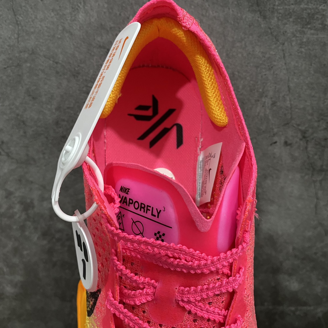 图片[8]-【顶级No.1版】Nike ZoomX Vaporfly Next% 3\”Pink/Yellow/Black\”空气飞行3代系列马拉松轻量超跑竞速运动慢跑鞋“针织骚粉黄黑”DV4129-600n男鞋真标半码制升级原楦原纸版数据开发版型n采用同源数据开发Flyknit织物融合TPU丝半透明鞋面材质n中底采用ZoomX泡棉+FlyPlate铲型塑料碳板 外置防滑耐磨大底片❗️科技扛鼎，再次提升！ 尺码：39 40 40.5 41 42 42.5 43 44 44.5 45nn近日，Nike全新顶级缓震跑鞋亮相，那就是深受马拉松跑者喜爱的 Nike ZoomX Vaporfly NEXT% 系列新鞋Nike Vaporfly NEXT% 3！从整体结构上看，这一代Vaporfly变化不大，依然是“三明治”结构中底，但细节上确实有了不少变化。最大的改动是将原本的上翘中底改为了钻石切割造型，将外延长度缩短，宽度进行增加，提高了落地稳定性。外底采用华夫格纹路，透过ZoomX泡棉内置的 FlyPlate 碳板清晰可见。-莆田鞋批发中心