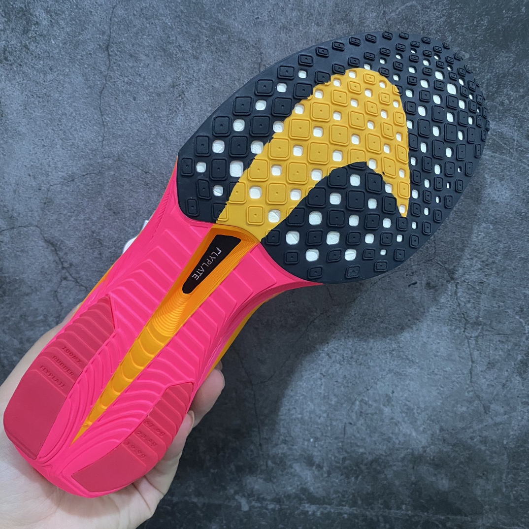 图片[9]-【顶级No.1版】Nike ZoomX Vaporfly Next% 3\”Pink/Yellow/Black\”空气飞行3代系列马拉松轻量超跑竞速运动慢跑鞋“针织骚粉黄黑”DV4129-600n男鞋真标半码制升级原楦原纸版数据开发版型n采用同源数据开发Flyknit织物融合TPU丝半透明鞋面材质n中底采用ZoomX泡棉+FlyPlate铲型塑料碳板 外置防滑耐磨大底片❗️科技扛鼎，再次提升！ 尺码：39 40 40.5 41 42 42.5 43 44 44.5 45nn近日，Nike全新顶级缓震跑鞋亮相，那就是深受马拉松跑者喜爱的 Nike ZoomX Vaporfly NEXT% 系列新鞋Nike Vaporfly NEXT% 3！从整体结构上看，这一代Vaporfly变化不大，依然是“三明治”结构中底，但细节上确实有了不少变化。最大的改动是将原本的上翘中底改为了钻石切割造型，将外延长度缩短，宽度进行增加，提高了落地稳定性。外底采用华夫格纹路，透过ZoomX泡棉内置的 FlyPlate 碳板清晰可见。-莆田鞋批发中心