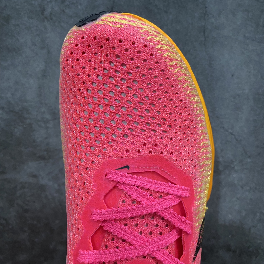 图片[5]-【顶级No.1版】Nike ZoomX Vaporfly Next% 3\”Pink/Yellow/Black\”空气飞行3代系列马拉松轻量超跑竞速运动慢跑鞋“针织骚粉黄黑”DV4129-600n男鞋真标半码制升级原楦原纸版数据开发版型n采用同源数据开发Flyknit织物融合TPU丝半透明鞋面材质n中底采用ZoomX泡棉+FlyPlate铲型塑料碳板 外置防滑耐磨大底片❗️科技扛鼎，再次提升！ 尺码：39 40 40.5 41 42 42.5 43 44 44.5 45nn近日，Nike全新顶级缓震跑鞋亮相，那就是深受马拉松跑者喜爱的 Nike ZoomX Vaporfly NEXT% 系列新鞋Nike Vaporfly NEXT% 3！从整体结构上看，这一代Vaporfly变化不大，依然是“三明治”结构中底，但细节上确实有了不少变化。最大的改动是将原本的上翘中底改为了钻石切割造型，将外延长度缩短，宽度进行增加，提高了落地稳定性。外底采用华夫格纹路，透过ZoomX泡棉内置的 FlyPlate 碳板清晰可见。-莆田鞋批发中心