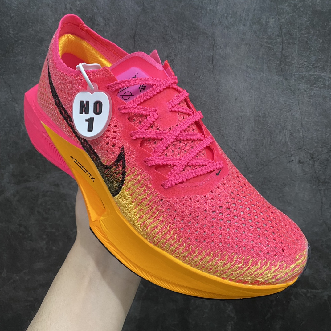 图片[3]-【顶级No.1版】Nike ZoomX Vaporfly Next% 3\”Pink/Yellow/Black\”空气飞行3代系列马拉松轻量超跑竞速运动慢跑鞋“针织骚粉黄黑”DV4129-600n男鞋真标半码制升级原楦原纸版数据开发版型n采用同源数据开发Flyknit织物融合TPU丝半透明鞋面材质n中底采用ZoomX泡棉+FlyPlate铲型塑料碳板 外置防滑耐磨大底片❗️科技扛鼎，再次提升！ 尺码：39 40 40.5 41 42 42.5 43 44 44.5 45nn近日，Nike全新顶级缓震跑鞋亮相，那就是深受马拉松跑者喜爱的 Nike ZoomX Vaporfly NEXT% 系列新鞋Nike Vaporfly NEXT% 3！从整体结构上看，这一代Vaporfly变化不大，依然是“三明治”结构中底，但细节上确实有了不少变化。最大的改动是将原本的上翘中底改为了钻石切割造型，将外延长度缩短，宽度进行增加，提高了落地稳定性。外底采用华夫格纹路，透过ZoomX泡棉内置的 FlyPlate 碳板清晰可见。-莆田鞋批发中心