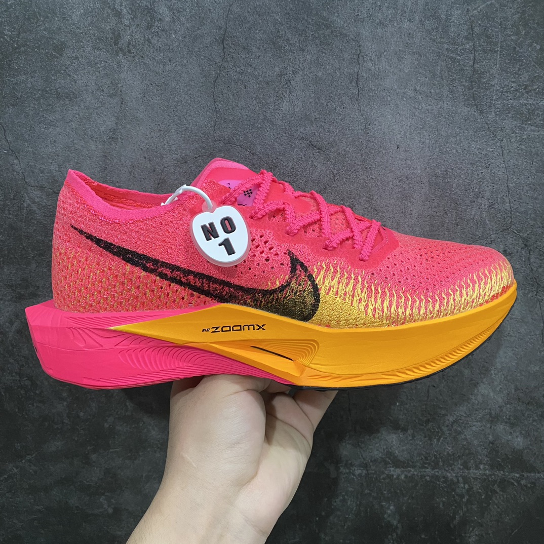 【顶级No.1版】Nike ZoomX Vaporfly Next% 3\”Pink/Yellow/Black\”空气飞行3代系列马拉松轻量超跑竞速运动慢跑鞋“针织骚粉黄黑”DV4129-600n男鞋真标半码制升级原楦原纸版数据开发版型n采用同源数据开发Flyknit织物融合TPU丝半透明鞋面材质n中底采用ZoomX泡棉+FlyPlate铲型塑料碳板 外置防滑耐磨大底片❗️科技扛鼎，再次提升！ 尺码：39 40 40.5 41 42 42.5 43 44 44.5 45nn近日，Nike全新顶级缓震跑鞋亮相，那就是深受马拉松跑者喜爱的 Nike ZoomX Vaporfly NEXT% 系列新鞋Nike Vaporfly NEXT% 3！从整体结构上看，这一代Vaporfly变化不大，依然是“三明治”结构中底，但细节上确实有了不少变化。最大的改动是将原本的上翘中底改为了钻石切割造型，将外延长度缩短，宽度进行增加，提高了落地稳定性。外底采用华夫格纹路，透过ZoomX泡棉内置的 FlyPlate 碳板清晰可见。-莆田鞋批发中心