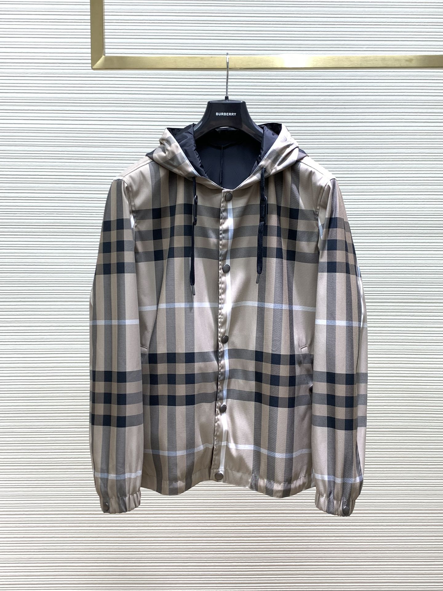 NO:728693,BUR double-sided plaid hooded jacket, the counter price is 14160, order from a channel trading company, the only channel that can do purchasing agent level goods, there is no pressure when entering and leaving the counter, pay attention to the details, it is really amazing, top quality goods, not only the fabrics and accessories are all matched, the coded barcodes are all the same!  Off-market goods, S-XXL,,,burberry,jackets & coats,jackets & coats,hats,19860909BUR 双面格纹连帽夹克外套,专柜售价14160,渠道货贸易公司订单,唯一能做代购级别的渠道狠货,出入专柜毫无压力,认准细节,真的太惊艳了,顶级牛货,不单单是面料辅料全部对版,编码条码货号全部一致！非市场货, S-XXL,,,burberry,jackets & coats,jackets & coats,hats,,Men's clothing