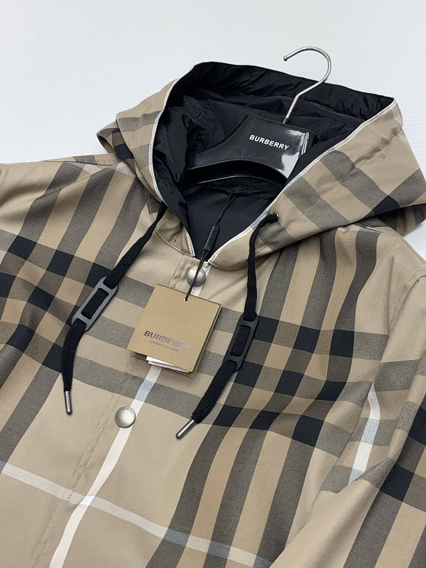 NO:728690,BUR double-sided plaid hooded jacket, the counter price is 14160, order from a channel trading company, the only channel that can do purchasing agent level goods, there is no pressure when entering and leaving the counter, pay attention to the details, it is really amazing, top quality goods, not only the fabrics and accessories are all matched, the coded barcodes are all the same!  Non-market goods,S-XXL,,,burberry,jackets & coats,jackets & coats,hats,19860909BUR 双面格纹连帽夹克外套,专柜售价14160,渠道货贸易公司订单,唯一能做代购级别的渠道狠货,出入专柜毫无压力,认准细节,真的太惊艳了,顶级牛货,不单单是面料辅料全部对版,编码条码货号全部一致！非市场货,S-XXL,,,burberry,jackets & coats,jackets & coats,hats,,Men's clothing
