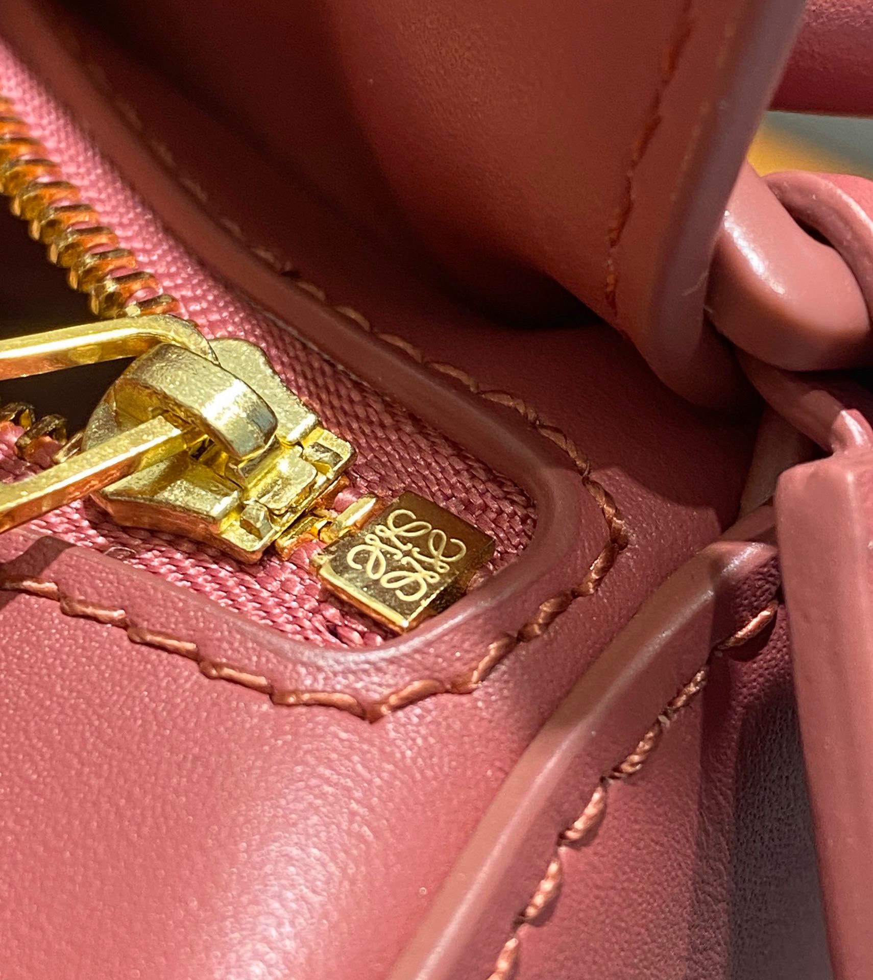 Loewe PuzzleLo Pink Pure Color Satined Cowhide Lightweight Shoulder Bag 9 i1694218764 1434 7