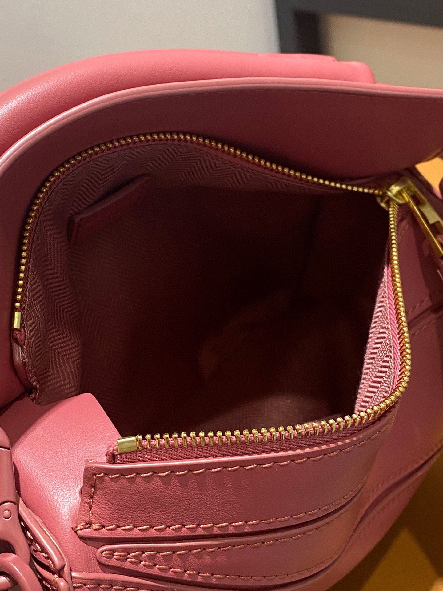Loewe PuzzleLo Pink Pure Color Satined Cowhide Lightweight Shoulder Bag 7 i1694218764 1882 5