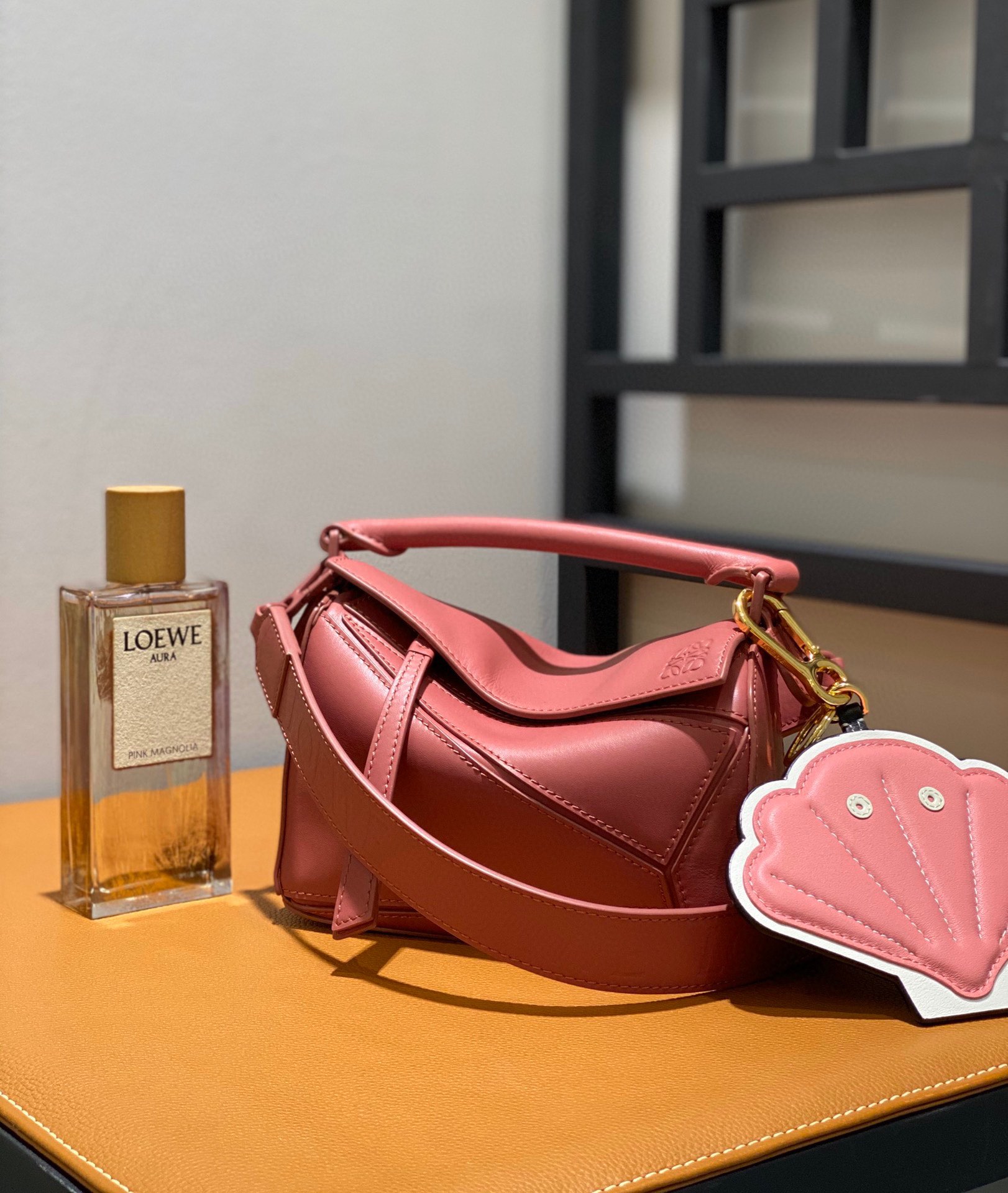 Loewe PuzzleLo Pink Pure Color Satined Cowhide Lightweight Shoulder Bag 2 i1694218764 2209 0