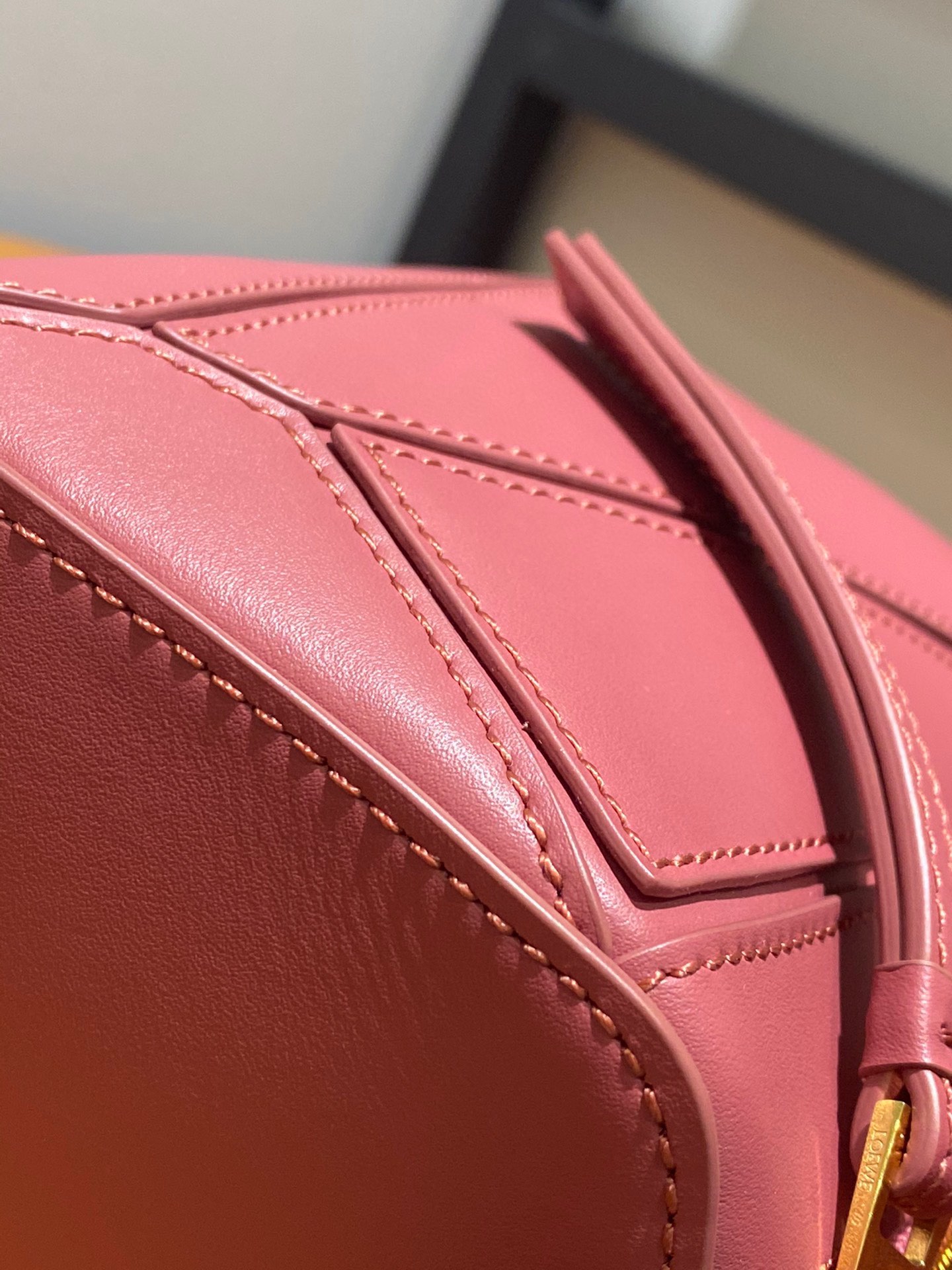 Loewe PuzzleLo Pink Pure Color Satined Cowhide Lightweight Shoulder Bag 10 i1694218764 8043 8