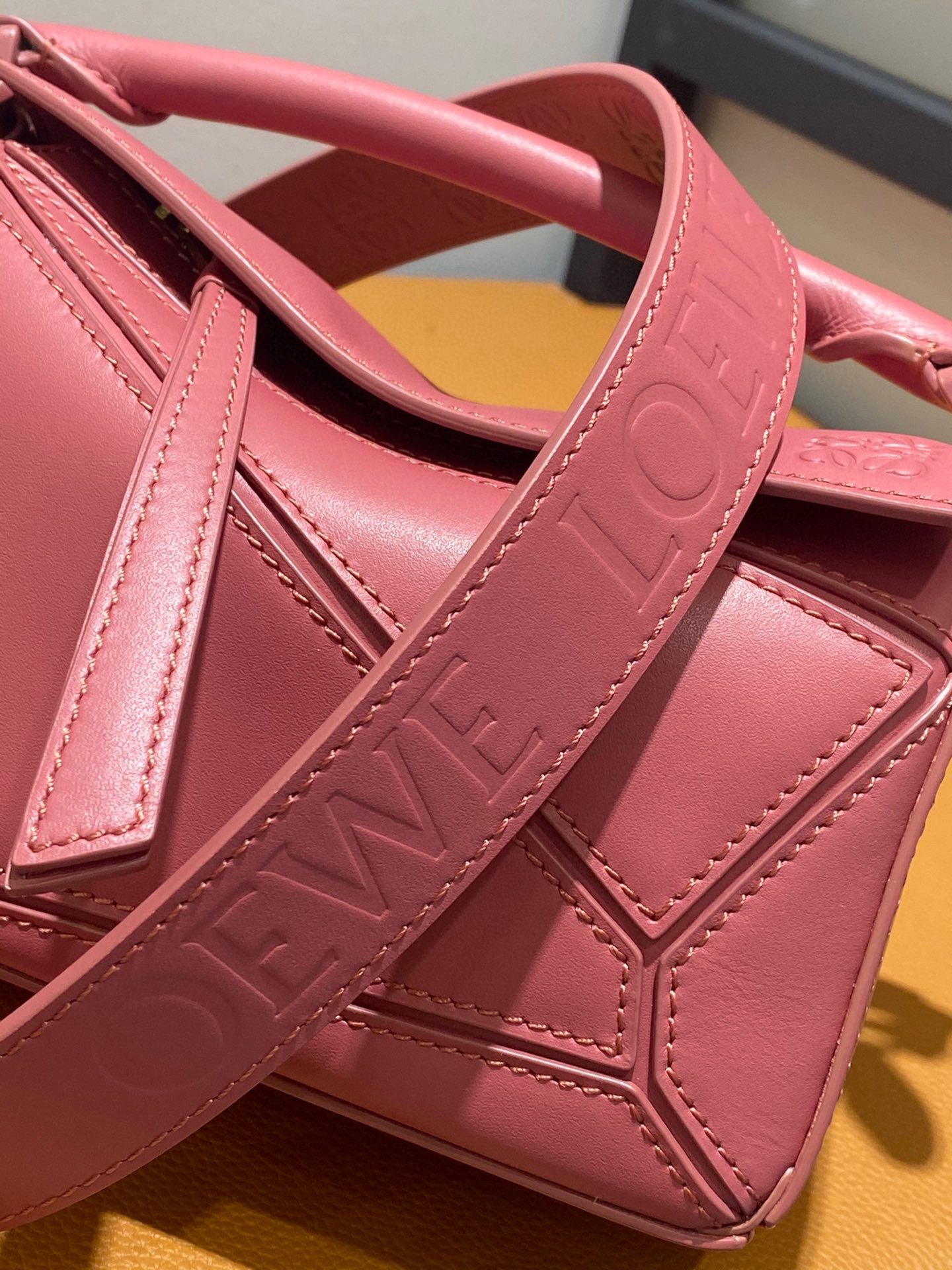 Loewe PuzzleLo Pink Pure Color Satined Cowhide Lightweight Shoulder Bag 6 i1694218764 9469 4