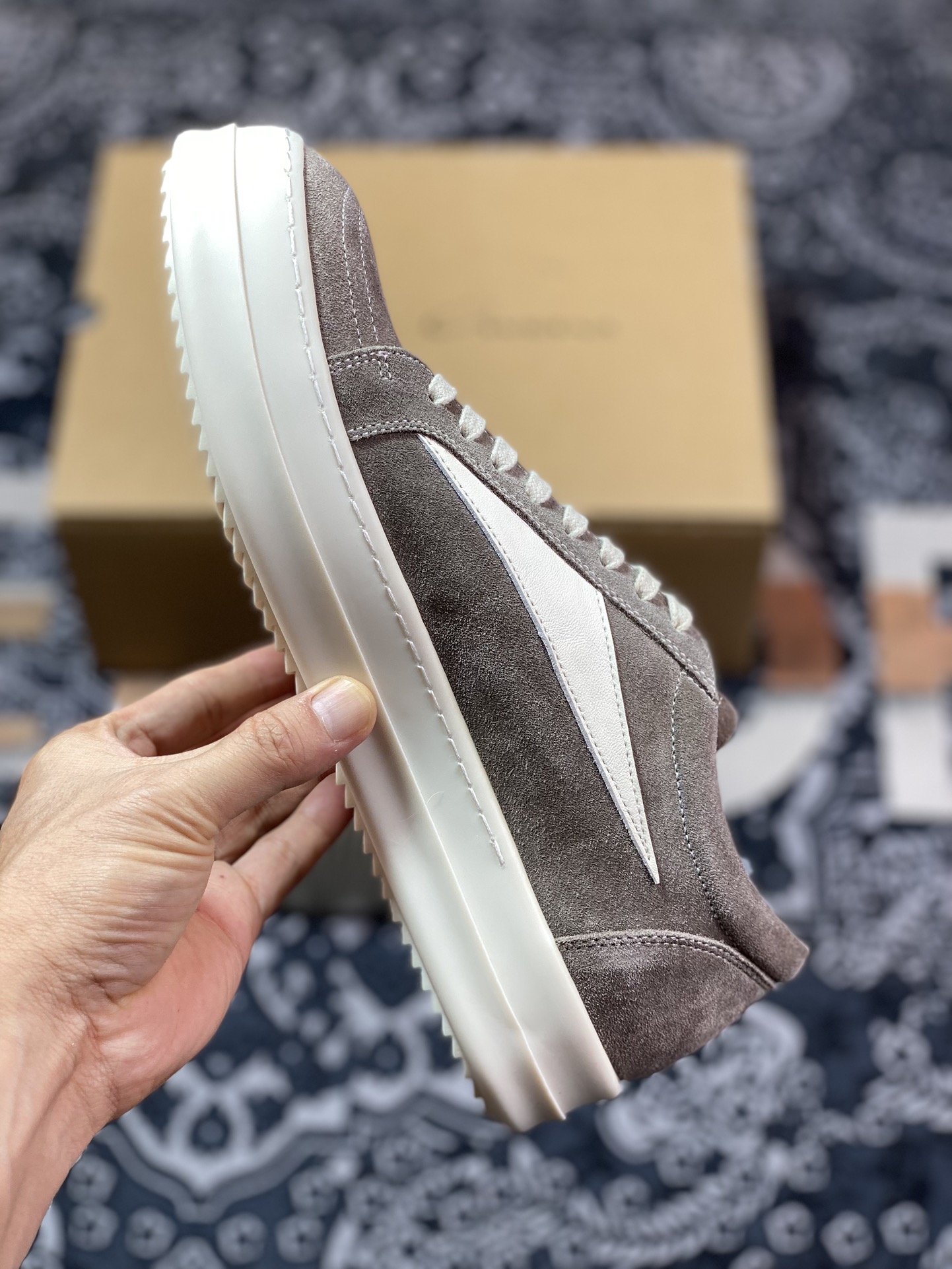 High-end luxury branch line 2023 dark style with God brand low-top series dark high street classic height-enhancing casual sports thick-soled sneakers ”suede dark gray and white infringement version”