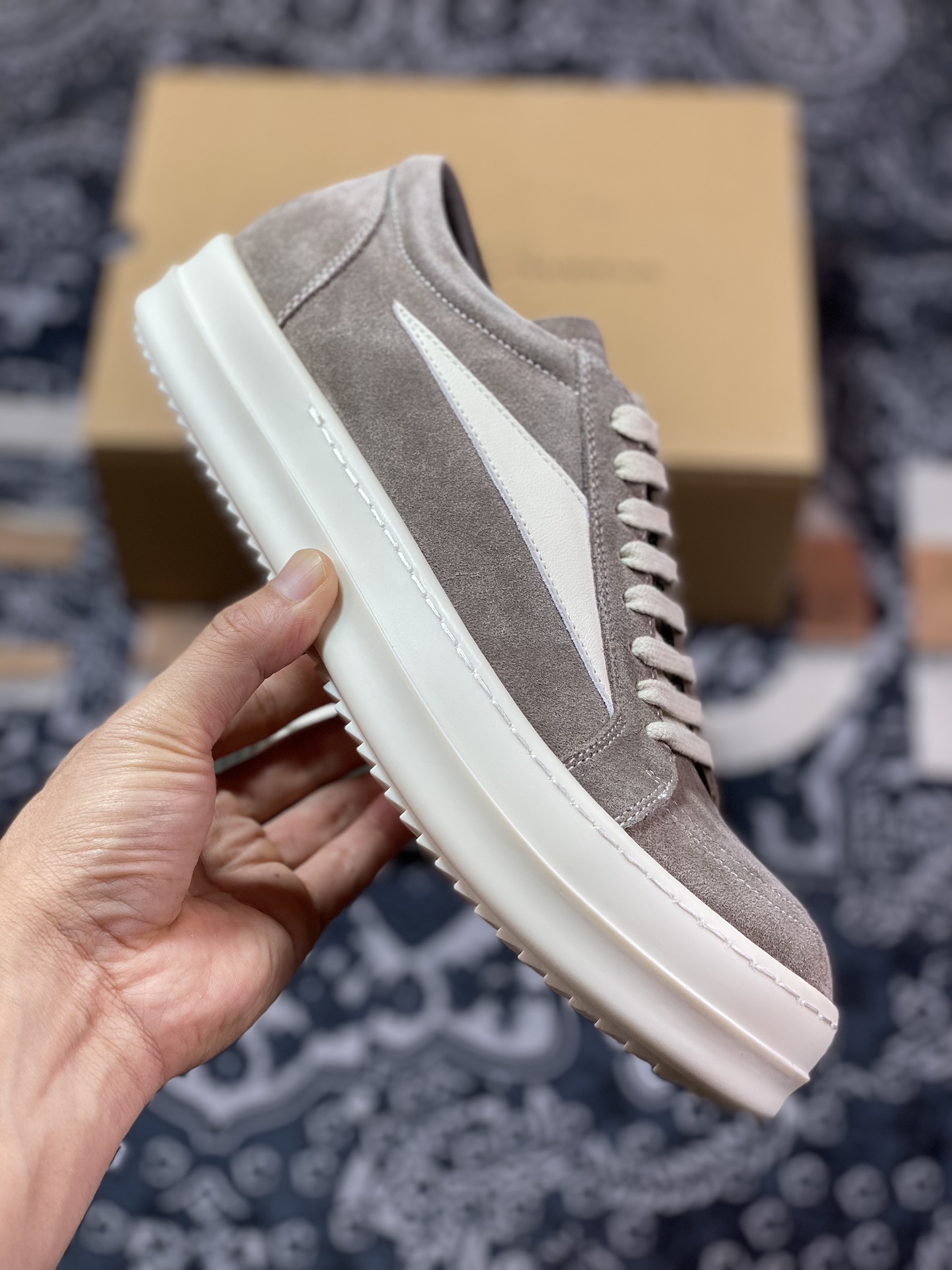 High-end luxury branch line 2023 dark style with God brand low-top series dark high street classic height-enhancing casual sports thick-soled sneakers ”suede dark gray and white infringement version”