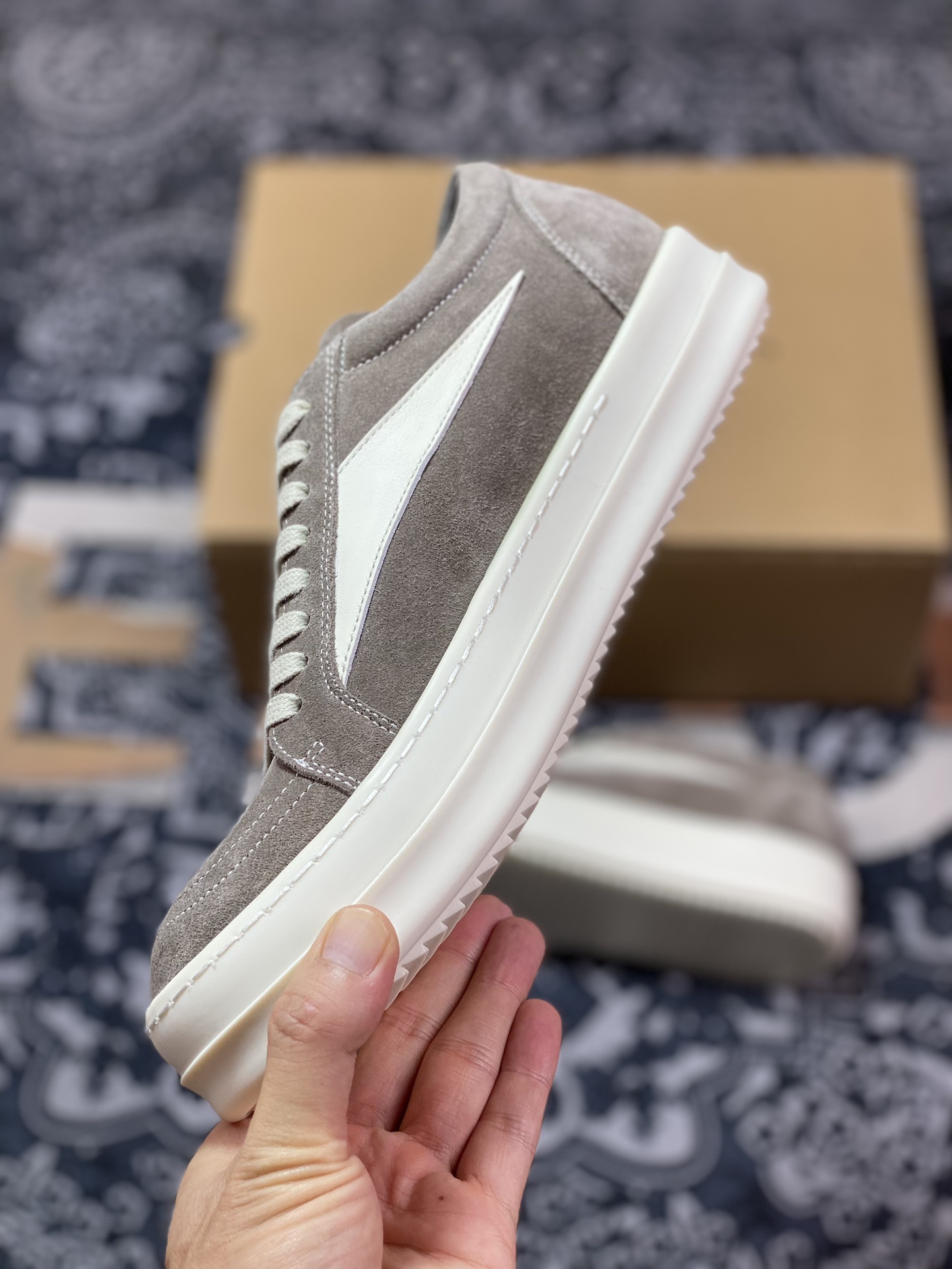 High-end luxury branch line 2023 dark style with God brand low-top series dark high street classic height-enhancing casual sports thick-soled sneakers ”suede dark gray and white infringement version”