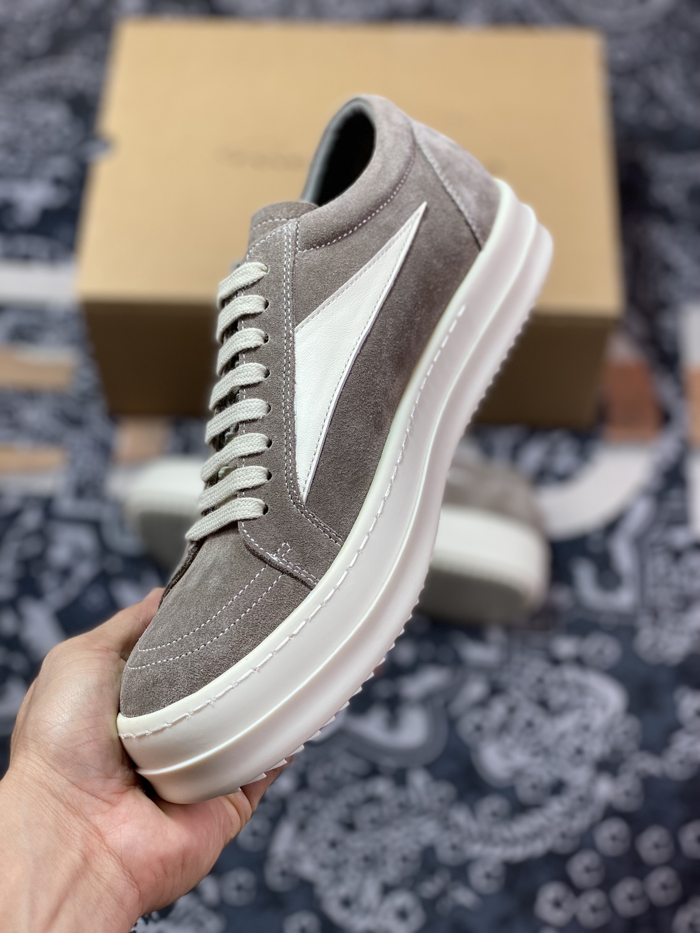 High-end luxury branch line 2023 dark style with God brand low-top series dark high street classic height-enhancing casual sports thick-soled sneakers ”suede dark gray and white infringement version”