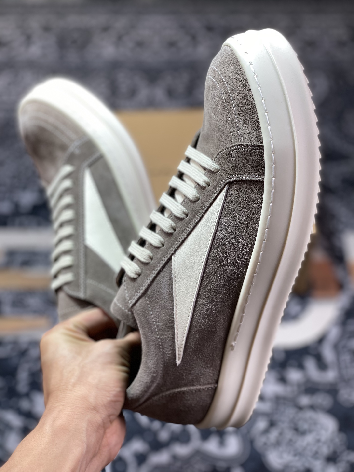 High-end luxury branch line 2023 dark style with God brand low-top series dark high street classic height-enhancing casual sports thick-soled sneakers ”suede dark gray and white infringement version”