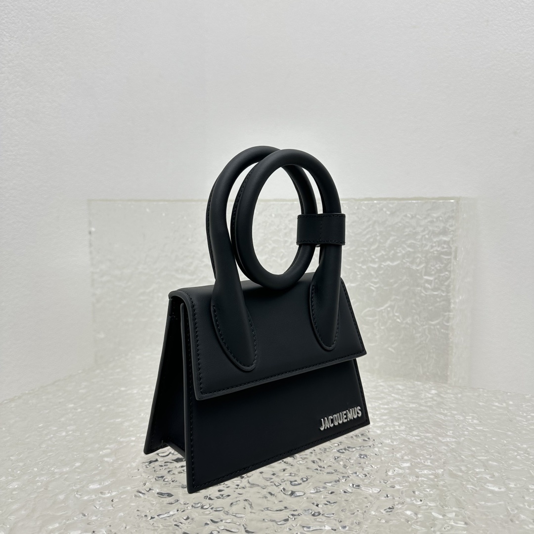 新色+黑银色Jacquemus̶爆款单品腋下包来袭辣手柄处摁扣设计十足手提时下热门的单肩背发以及斜挎一个