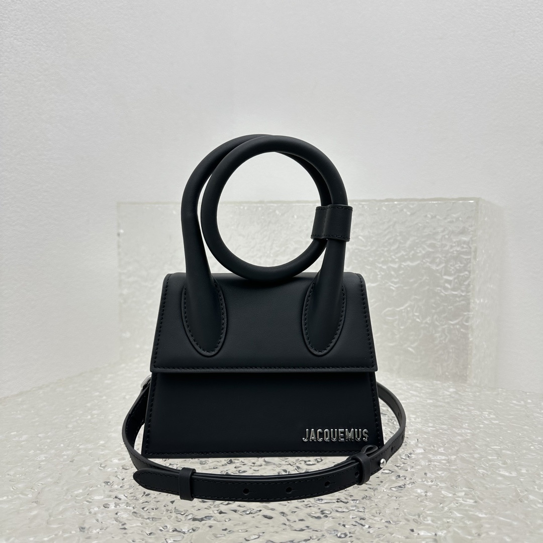 新色+黑银色Jacquemus̶爆款单品腋下包来袭辣手柄处摁扣设计十足手提时下热门的单肩背发以及斜挎一个