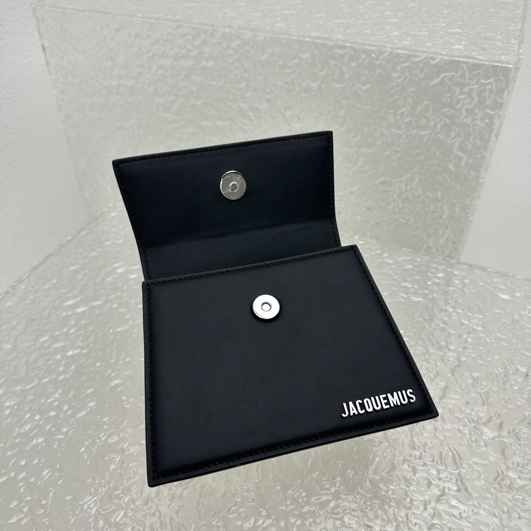 新色+黑银色Jacquemus̶爆款单品腋下包来袭辣手柄处摁扣设计十足手提时下热门的单肩背发以及斜挎一个