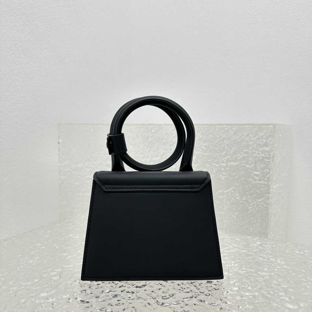 新色+黑银色Jacquemus̶爆款单品腋下包来袭辣手柄处摁扣设计十足手提时下热门的单肩背发以及斜挎一个