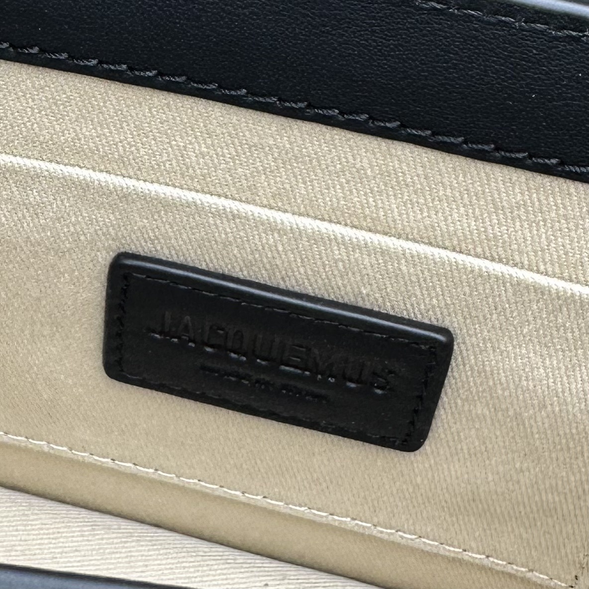 新色+黑银色Jacquemus̶爆款单品腋下包来袭辣手柄处摁扣设计十足手提时下热门的单肩背发以及斜挎一个
