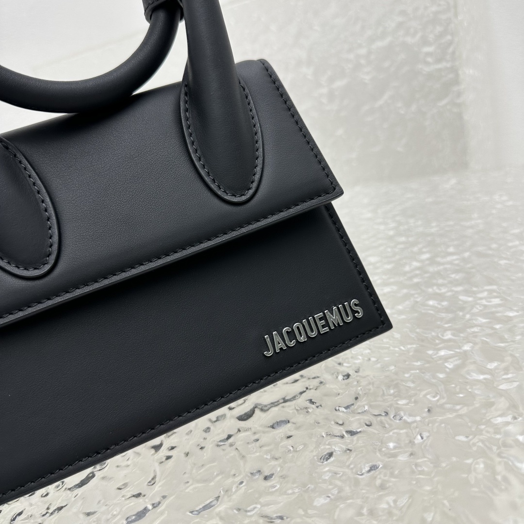 新色+黑银色Jacquemus̶爆款单品腋下包来袭辣手柄处摁扣设计十足手提时下热门的单肩背发以及斜挎一个