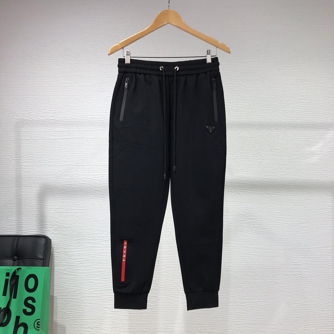 NO:143082,Super big hit, new casual set!  Celebrities’ favorite fashion casual suit, simple and generous, classic silicone red striped webbing triangle logo craftsmanship!  Clean and neat tailored, full of urban style. It is available for exclusive top custom fabrics, soft and dry, and the upper body has a crisp and stylish effect. The three-dimensional cutting process and the style are all high-standard and appropriate silhouette versions!  It’s not tight, just feel good when you wear it. With so many top-quality raw materials, you can create high-end products with unparalleled value. The first choice for high-end fashion fashion people with a complete range of three standards, and the upper body effect is super good!  Color: Black Gray Number of codes M L XL XXL XXXL,,alexander wang19860909超级大爆款,新品休闲套装！明星最爱时装味休闲套装 简单大方 经典硅胶红条织带三角标logo工艺！干净利落剪裁 都市风十足 可供独家顶级定制面料,手感软糯干爽,上身效果挺括有型.立体裁剪工艺,版型上都是高标准,恰当好处的廓型版！又恰恰不紧绷,穿上心情就好,如此众多的顶级原料,打造出价值感无与伦比的高端产品,三标齐全高端潮流时尚人士首选,上身效果超级好看！ 颜色: 黑色 灰色 码数M L XL XXL XXXL,,alexander wang,Men's clothing