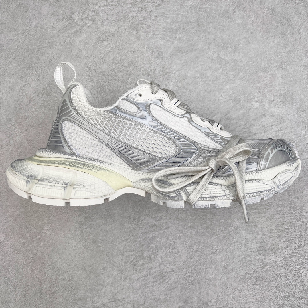 💰350 ＃VG零售版 BALENCIAGA 3XL Sneakers 巴黎世家十代网布系带低帮走秀复古老爹鞋 全套原纸板楦头开发 最原汁原味的灵魂版型 全鞋荧光划线卡点 胶水把控整洁度追求极致完美 每一双都是工艺品 多重QC质检 超越公司货的品控标准 实实在在的免检产品 原盒原配 正确字体电绣 粗细、位置、大小正确 侧边TPU 透气孔匹配意产原版 正确分离大底 TPU软底 原版一致大底LOGO 立体感十足 原厂皮料水洗做旧 采购原厂网纱 不含皮革 网布材料和聚氨酯 磨损效果 鞋头边缘和后帮 Balenciaga 徽标 鞋面和后跟凸印尺码 鞋舌 3XL 橡胶品牌标识和反光细节 鞋帮拉袢和鞋舌拉祥 配反光细节 备用鞋带在鞋履前侧 可在穿着前取下 便于不同造型搭配 正常尺码 尺码：35 36 37 38 39 40 41 42 43 44 45 46 编码：by4936020-运动鞋