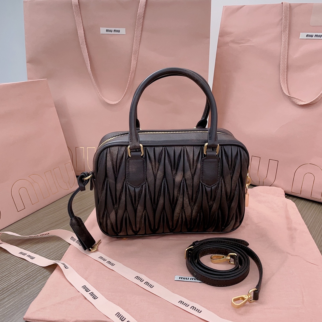 Miu Miu Medium size [Miaojia] miumiu new product too The pretty bowling handbag is officially on sale as 5BB124. It uses imported lambskin classi