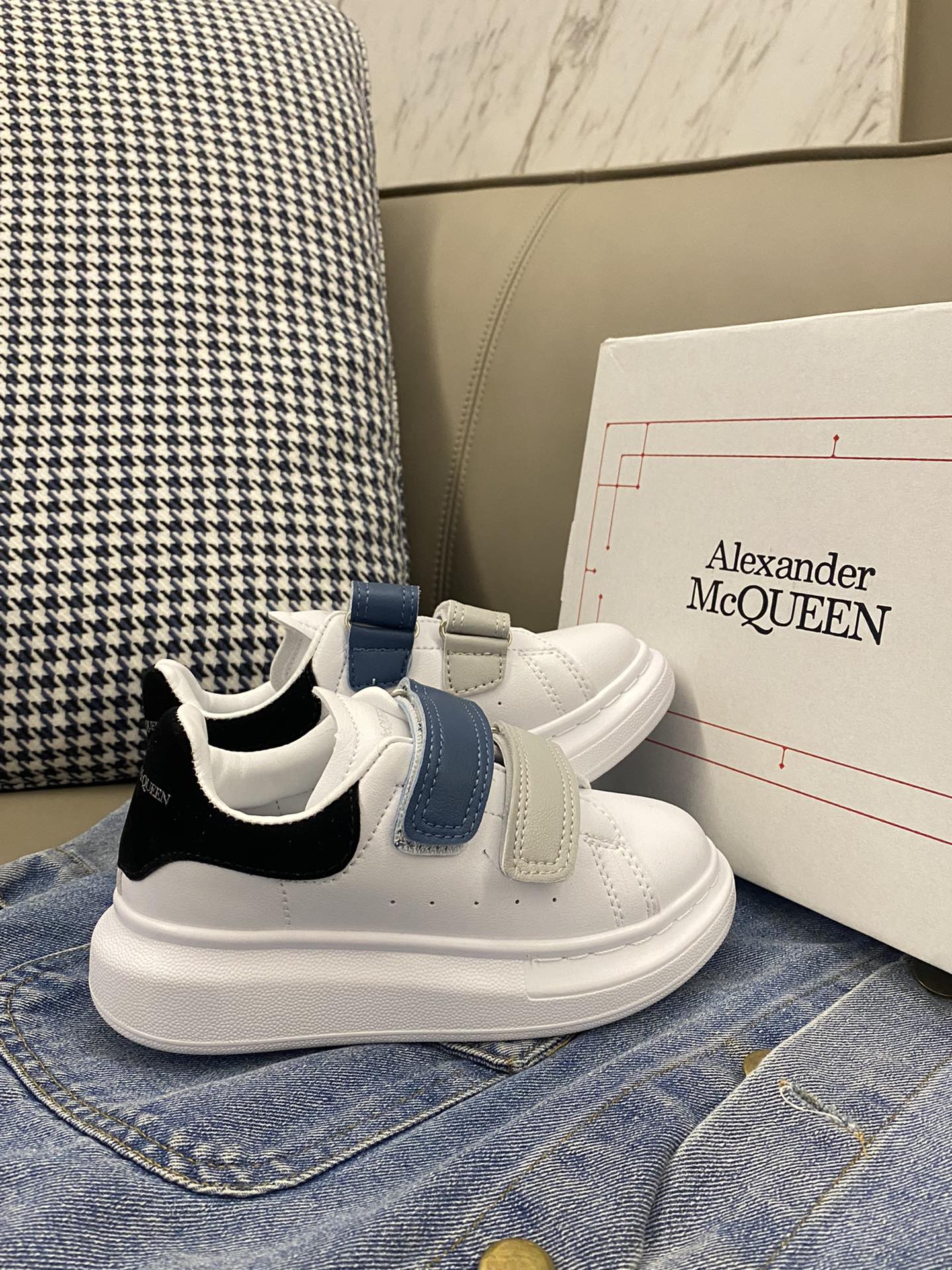 图片[4]-实拍🌟麦昆小白鞋 后悔没早买！！经典百搭，穿了跟没穿一样轻便-选品中心