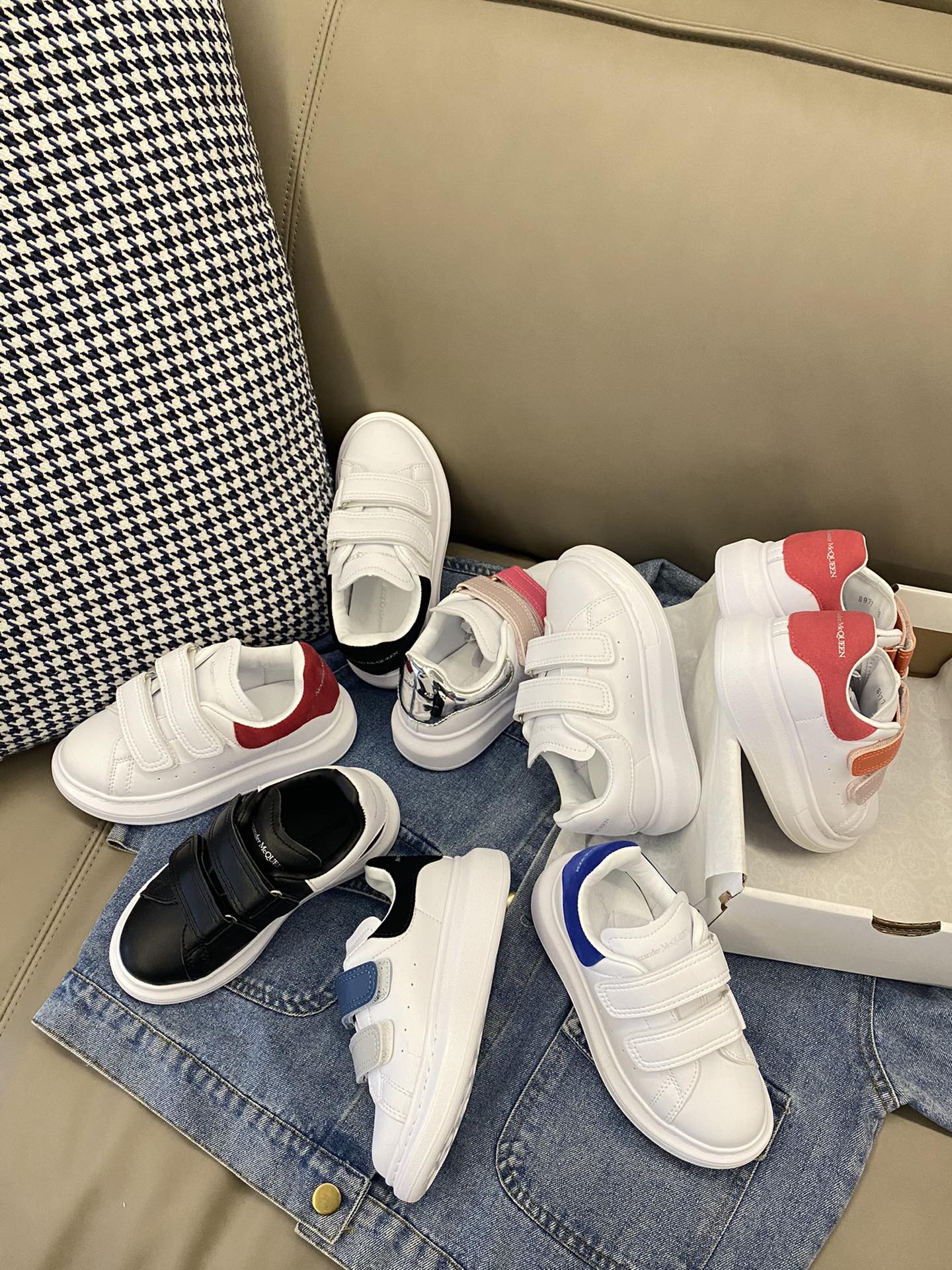 实拍🌟麦昆小白鞋 后悔没早买！！经典百搭，穿了跟没穿一样轻便-选品中心