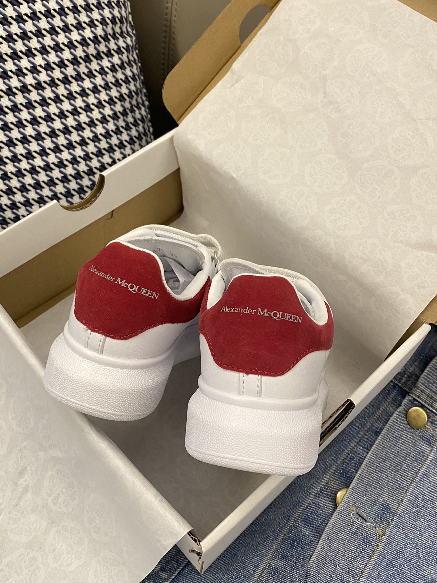 图片[3]-实拍🌟麦昆小白鞋 后悔没早买！！经典百搭，穿了跟没穿一样轻便-选品中心