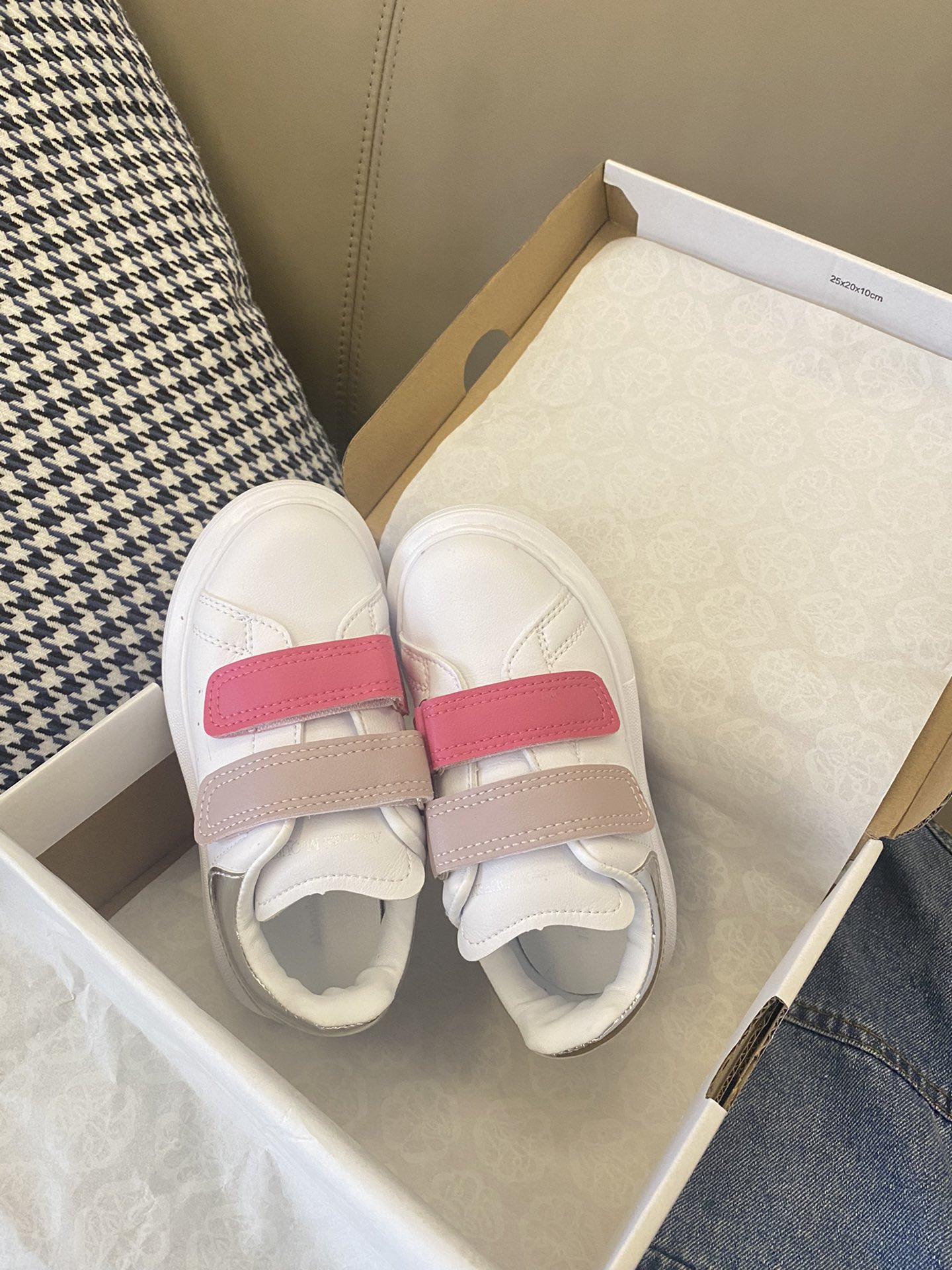 图片[7]-实拍🌟麦昆小白鞋 后悔没早买！！经典百搭，穿了跟没穿一样轻便-选品中心