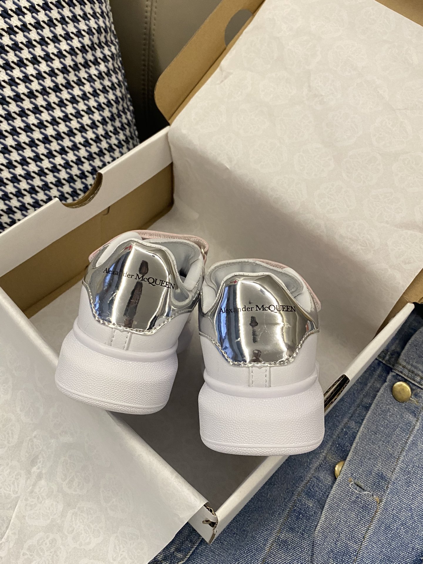 图片[2]-实拍🌟麦昆小白鞋 后悔没早买！！经典百搭，穿了跟没穿一样轻便-选品中心