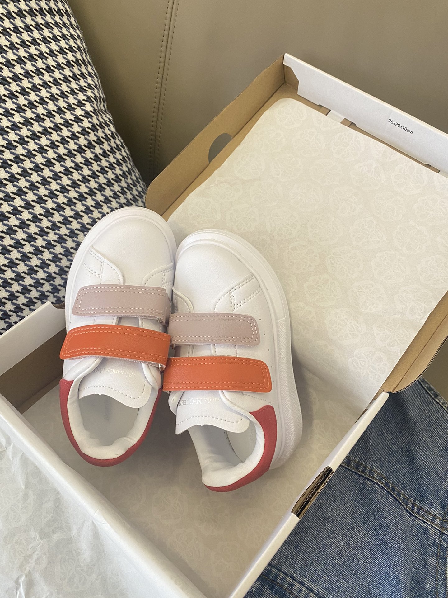 图片[9]-实拍🌟麦昆小白鞋 后悔没早买！！经典百搭，穿了跟没穿一样轻便-选品中心