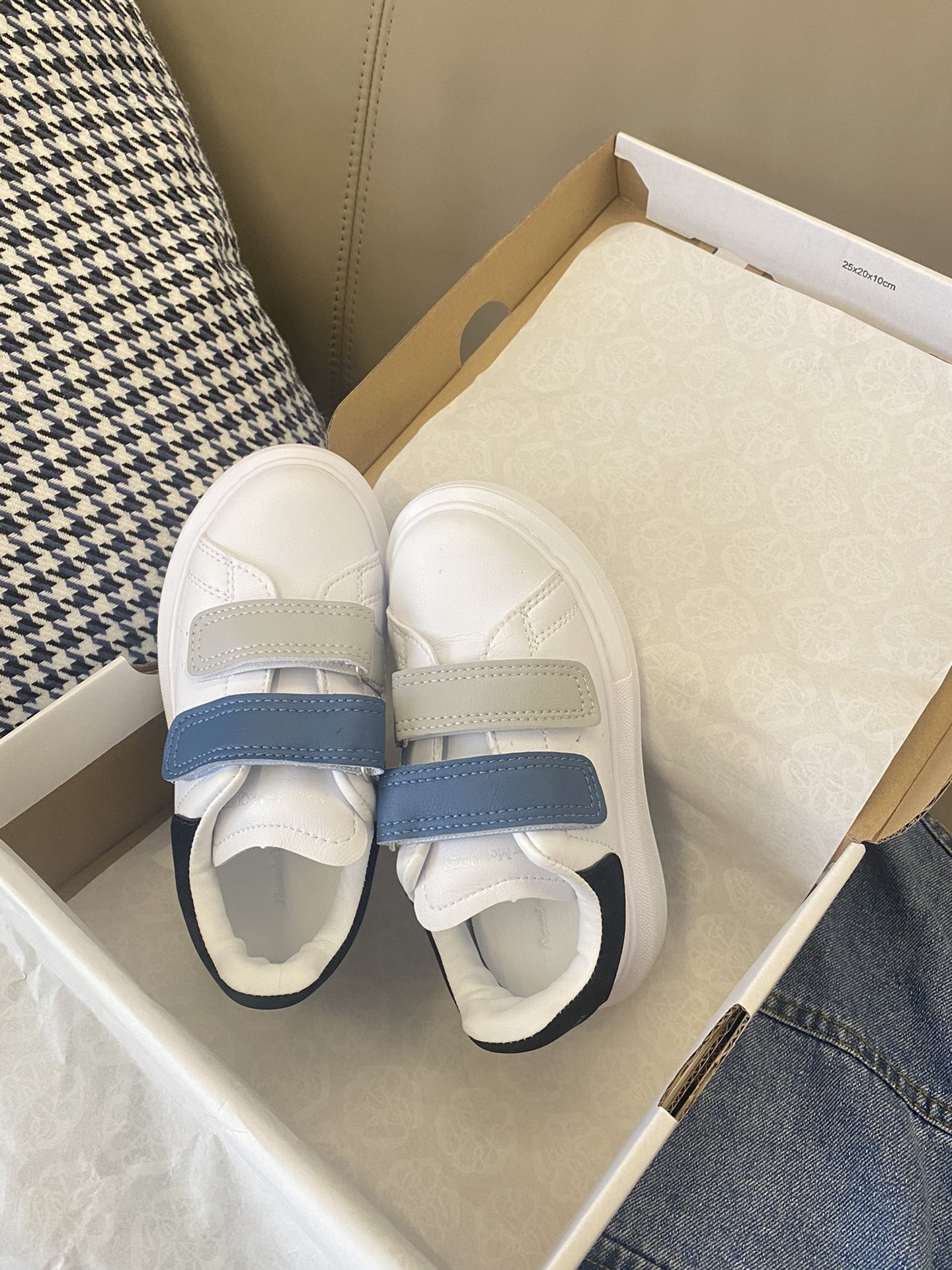 图片[8]-实拍🌟麦昆小白鞋 后悔没早买！！经典百搭，穿了跟没穿一样轻便-选品中心