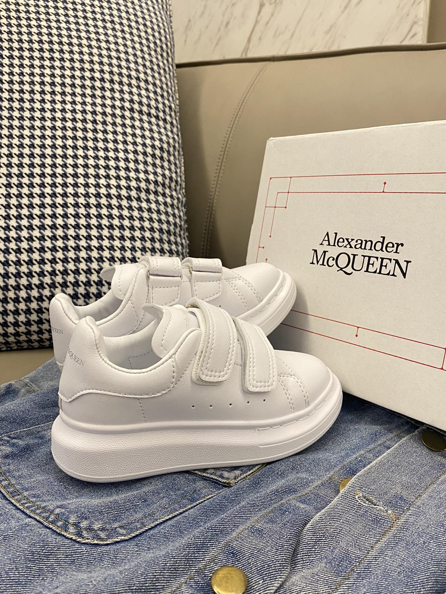 图片[6]-实拍🌟麦昆小白鞋 后悔没早买！！经典百搭，穿了跟没穿一样轻便-选品中心