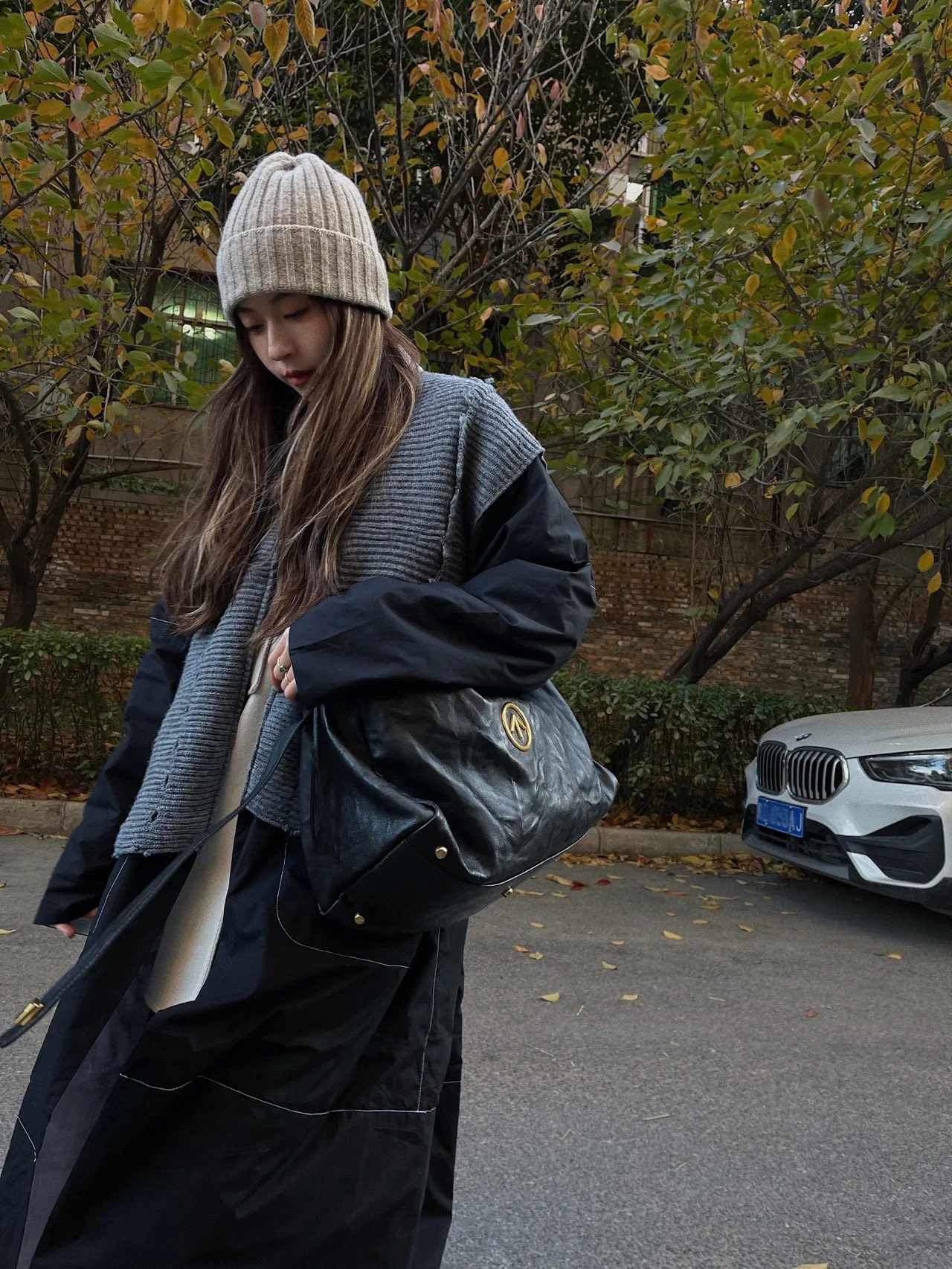 A bold statement handbag designed with modern edge - Comprehensive 7