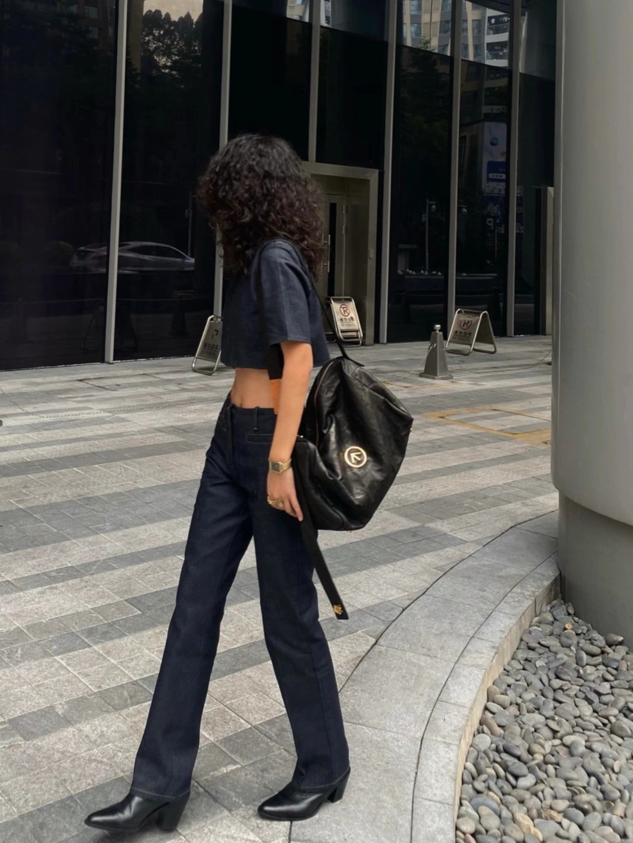 A bold statement handbag designed with modern edge - Comprehensive 8