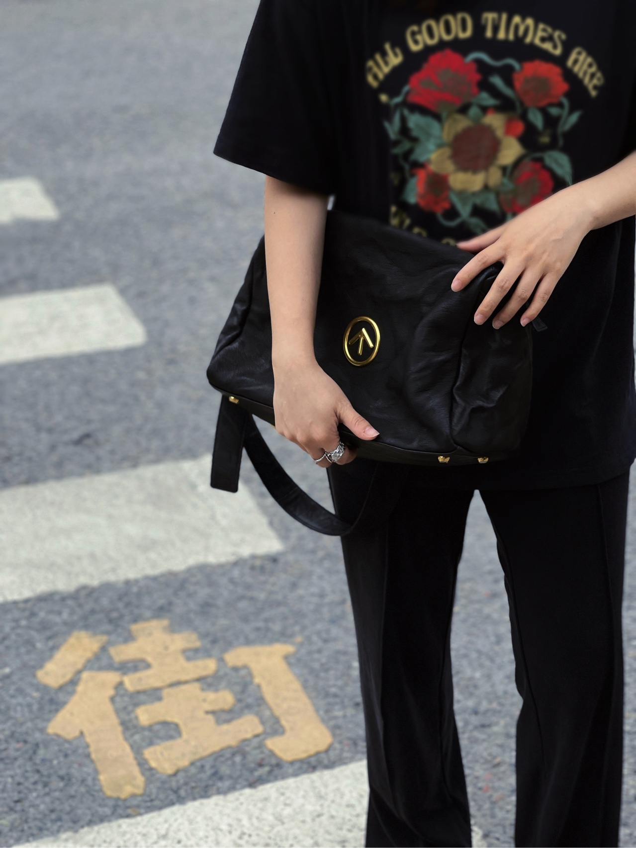 A bold statement handbag designed with modern edge - Comprehensive 4