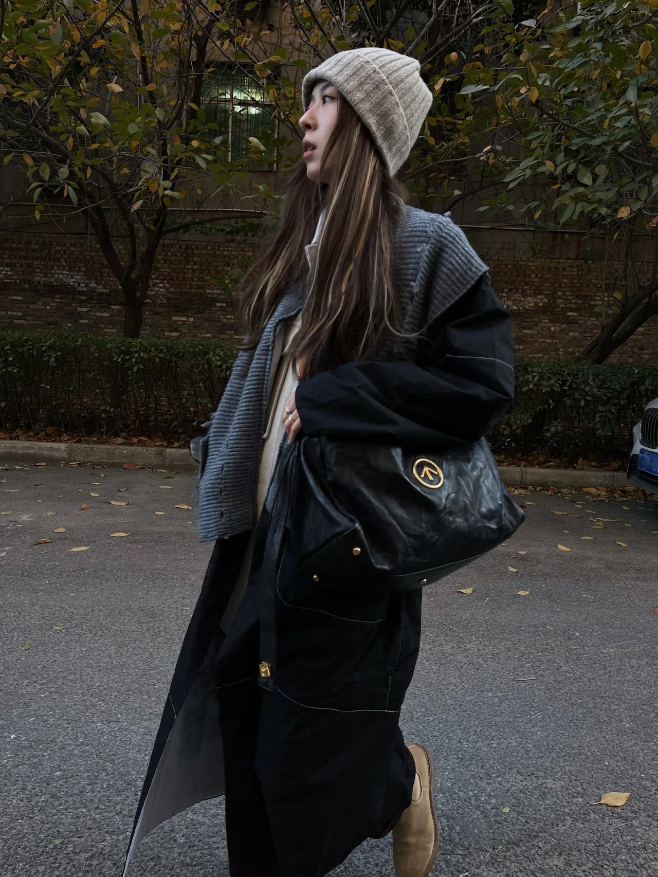 A bold statement handbag designed with modern edge - Comprehensive 5