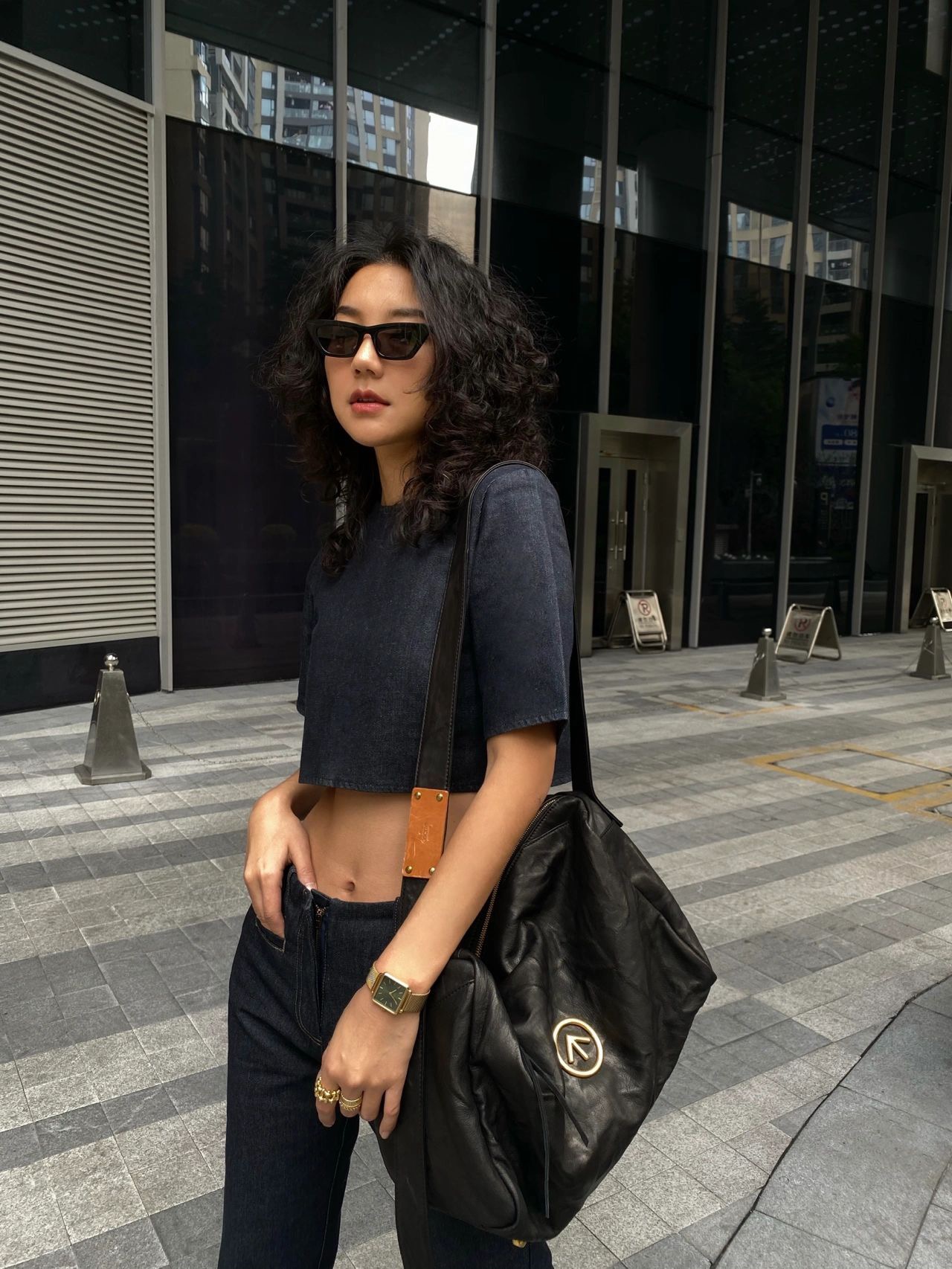 A bold statement handbag designed with modern edge - Comprehensive 9