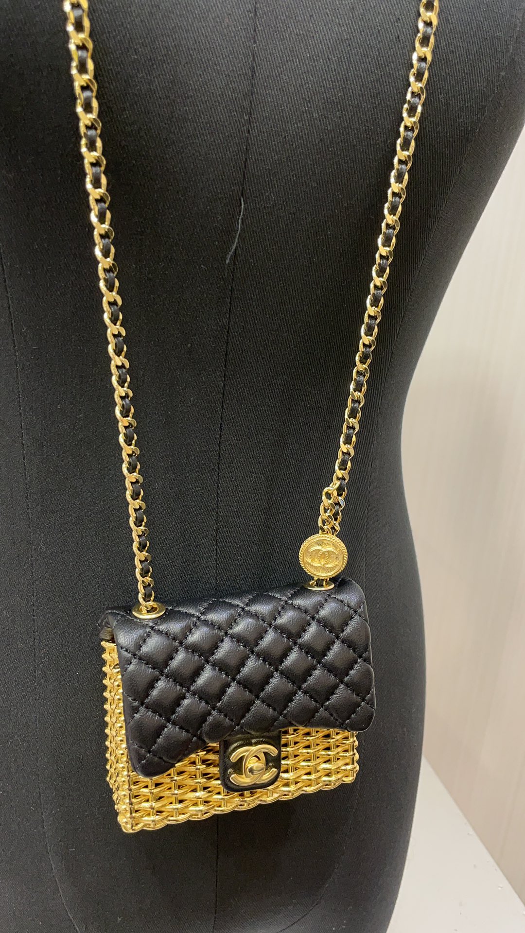 NO:633822,88690 available in stock in seconds 23C new black rhombus lambskin metal woven mini evening bag necklace can be worn cross-body. A super cute little bag. It goes well with clothes. The combination of leather chain elements and small gold coin pendants is so cute. It is definitely a must-have for vacation concave shapes. The upper body is fashionable and has a z-version customization. Brass material, lambskin, necklace, sheepskin, Cardia high-end jewelry1986090988690现货秒发 23C新款黑色菱格纹小羊皮金属编织mini晚宴包包项链 可斜挎 超嗲的一只小包包 太好搭衣服了 皮穿链元素小金币吊坠的搭配巨可爱 绝对是度假凹造型必备 上身时髦值 z版定制 黄铜材质 小羊皮,,necklace,sheepskin,卡迪亚高端饰品,Jewelry