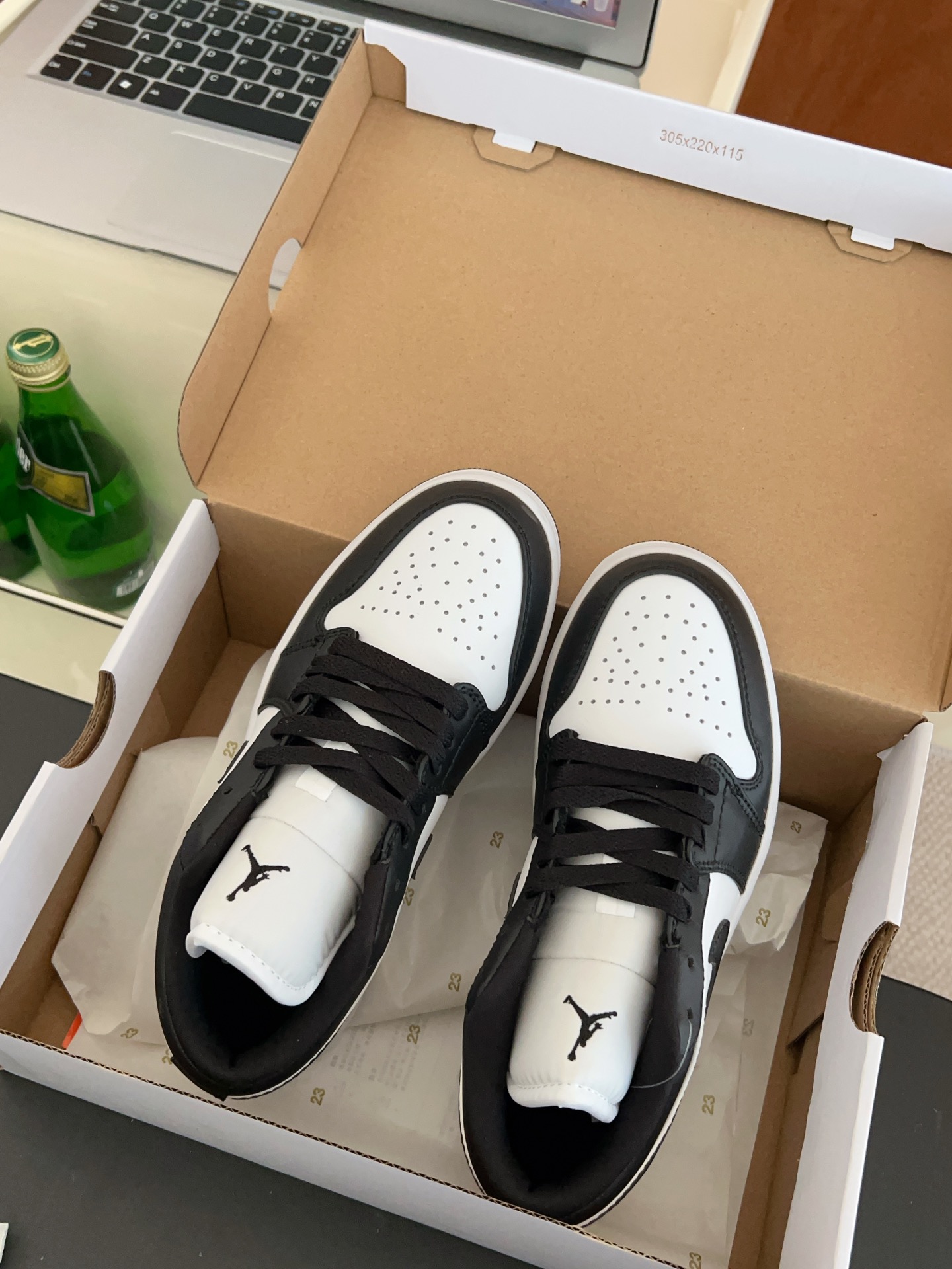 供货价:40💰『乔丹熊猫篇』🐼性价比之万,原盒真标推荐入手,𝐉𝐨𝐫𝐝𝐚𝐧 𝐀𝐢𝐫 𝐉𝐨𝐫𝐝𝐚𝐧 1 熊猫潮流复古篮球鞋AJ熊猫鲨疯了！还有比黑白更百搭吗？经典的AJ1低帮鞋型！黑白熊猫配色从来不会让我失望！！！搭配经久不衰的黑白熊猫配色搭配后跟针织飞翼logo随意驾驭！柔软的牛皮质减少鞋头折痕的鞋底相比空军一号走路更加舒适也不会掉跟搭配后跟Air气垫，简直日常出街利器！！
尺码:36-44