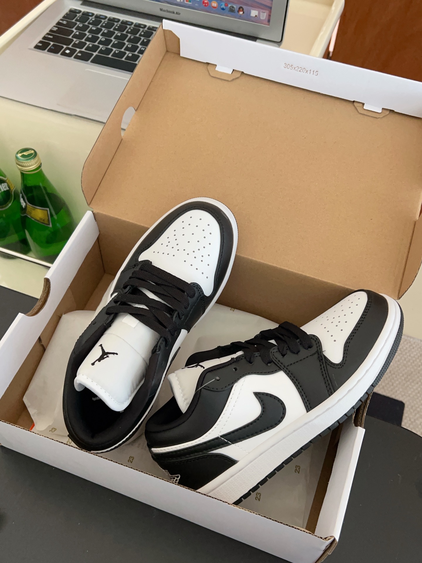 供货价:40💰『乔丹熊猫篇』🐼性价比之万,原盒真标推荐入手,𝐉𝐨𝐫𝐝𝐚𝐧 𝐀𝐢𝐫 𝐉𝐨𝐫𝐝𝐚𝐧 1 熊猫潮流复古篮球鞋AJ熊猫鲨疯了！还有比黑白更百搭吗？经典的AJ1低帮鞋型！黑白熊猫配色从来不会让我失望！！！搭配经久不衰的黑白熊猫配色搭配后跟针织飞翼logo随意驾驭！柔软的牛皮质减少鞋头折痕的鞋底相比空军一号走路更加舒适也不会掉跟搭配后跟Air气垫，简直日常出街利器！！
尺码:36-44