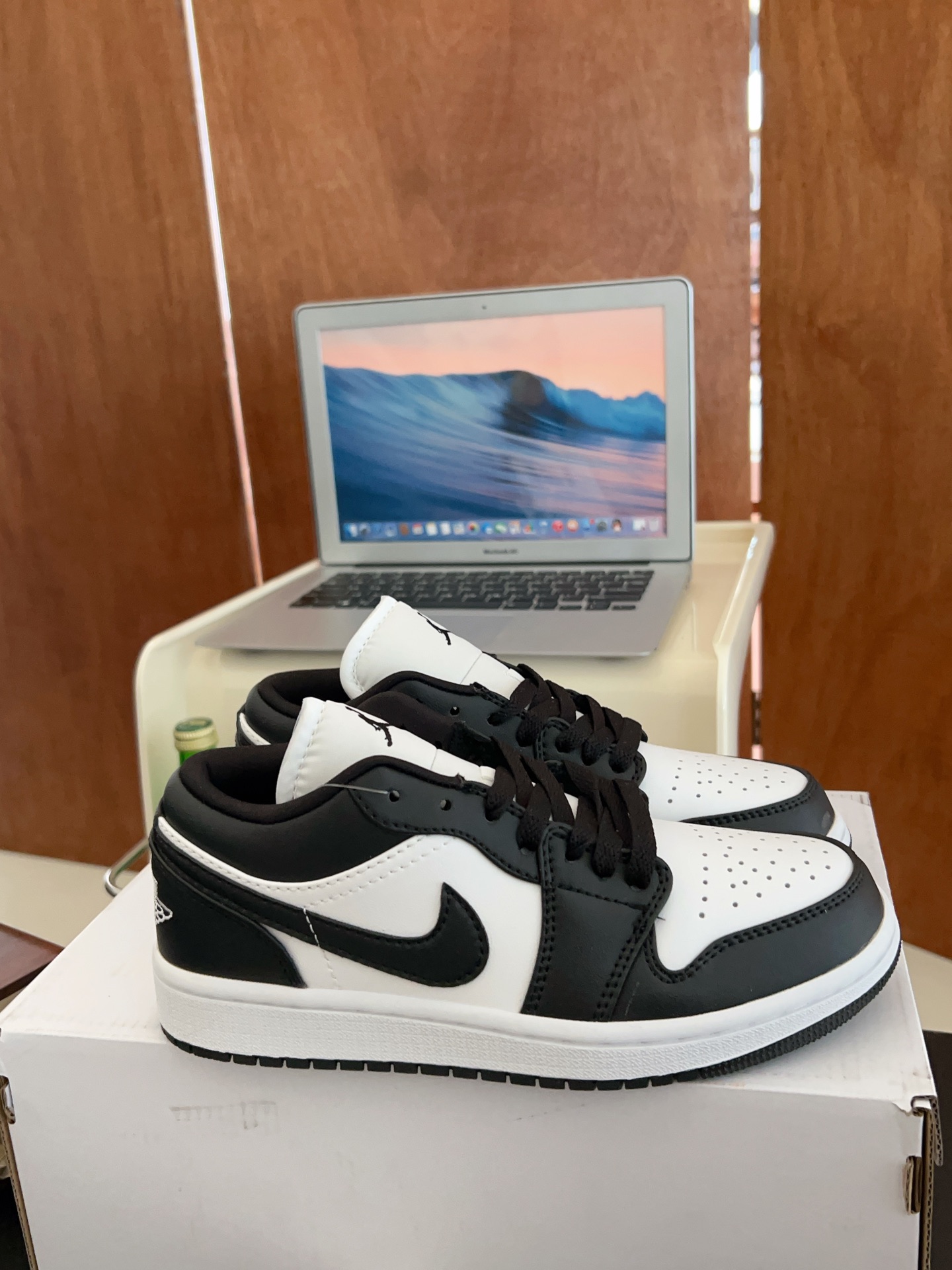 供货价:40💰『乔丹熊猫篇』🐼性价比之万,原盒真标推荐入手,𝐉𝐨𝐫𝐝𝐚𝐧 𝐀𝐢𝐫 𝐉𝐨𝐫𝐝𝐚𝐧 1 熊猫潮流复古篮球鞋AJ熊猫鲨疯了！还有比黑白更百搭吗？经典的AJ1低帮鞋型！黑白熊猫配色从来不会让我失望！！！搭配经久不衰的黑白熊猫配色搭配后跟针织飞翼logo随意驾驭！柔软的牛皮质减少鞋头折痕的鞋底相比空军一号走路更加舒适也不会掉跟搭配后跟Air气垫，简直日常出街利器！！
尺码:36-44