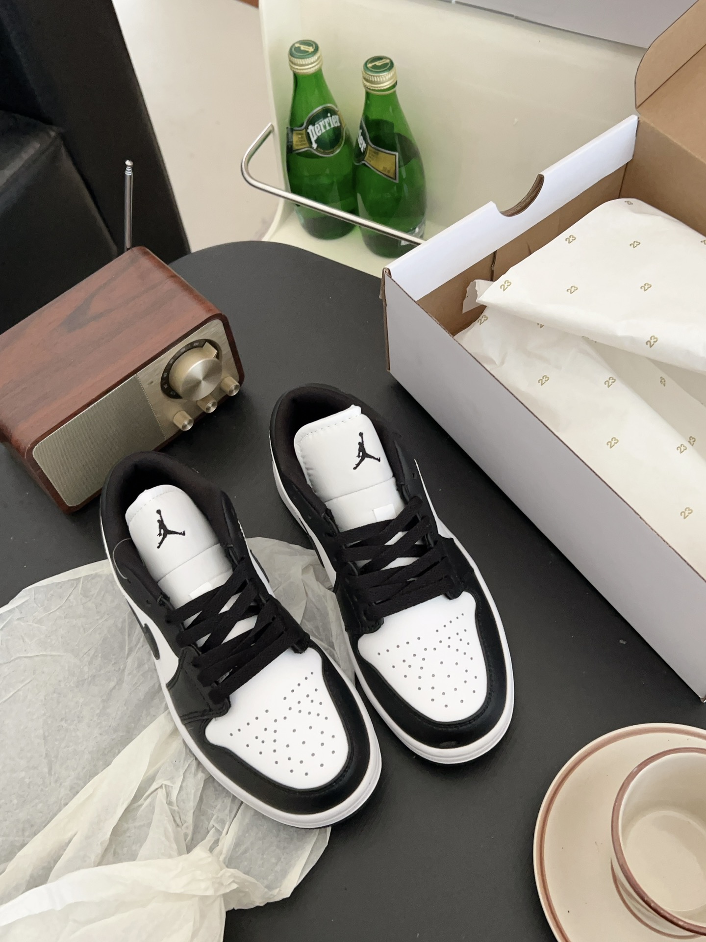 供货价:40💰『乔丹熊猫篇』🐼性价比之万,原盒真标推荐入手,𝐉𝐨𝐫𝐝𝐚𝐧 𝐀𝐢𝐫 𝐉𝐨𝐫𝐝𝐚𝐧 1 熊猫潮流复古篮球鞋AJ熊猫鲨疯了！还有比黑白更百搭吗？经典的AJ1低帮鞋型！黑白熊猫配色从来不会让我失望！！！搭配经久不衰的黑白熊猫配色搭配后跟针织飞翼logo随意驾驭！柔软的牛皮质减少鞋头折痕的鞋底相比空军一号走路更加舒适也不会掉跟搭配后跟Air气垫，简直日常出街利器！！
尺码:36-44